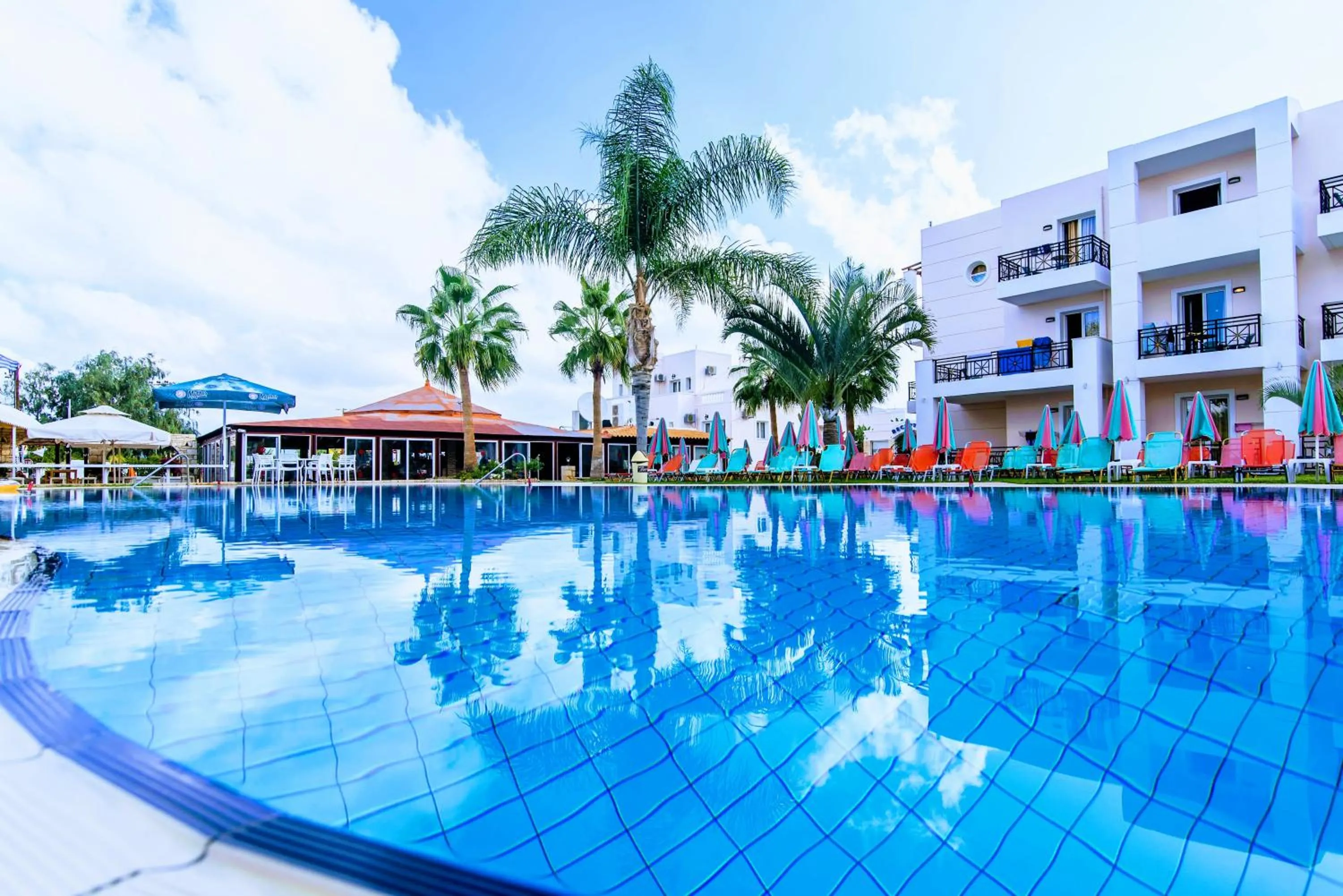 Swimming pool in Yiannis Manos Hotel Resort