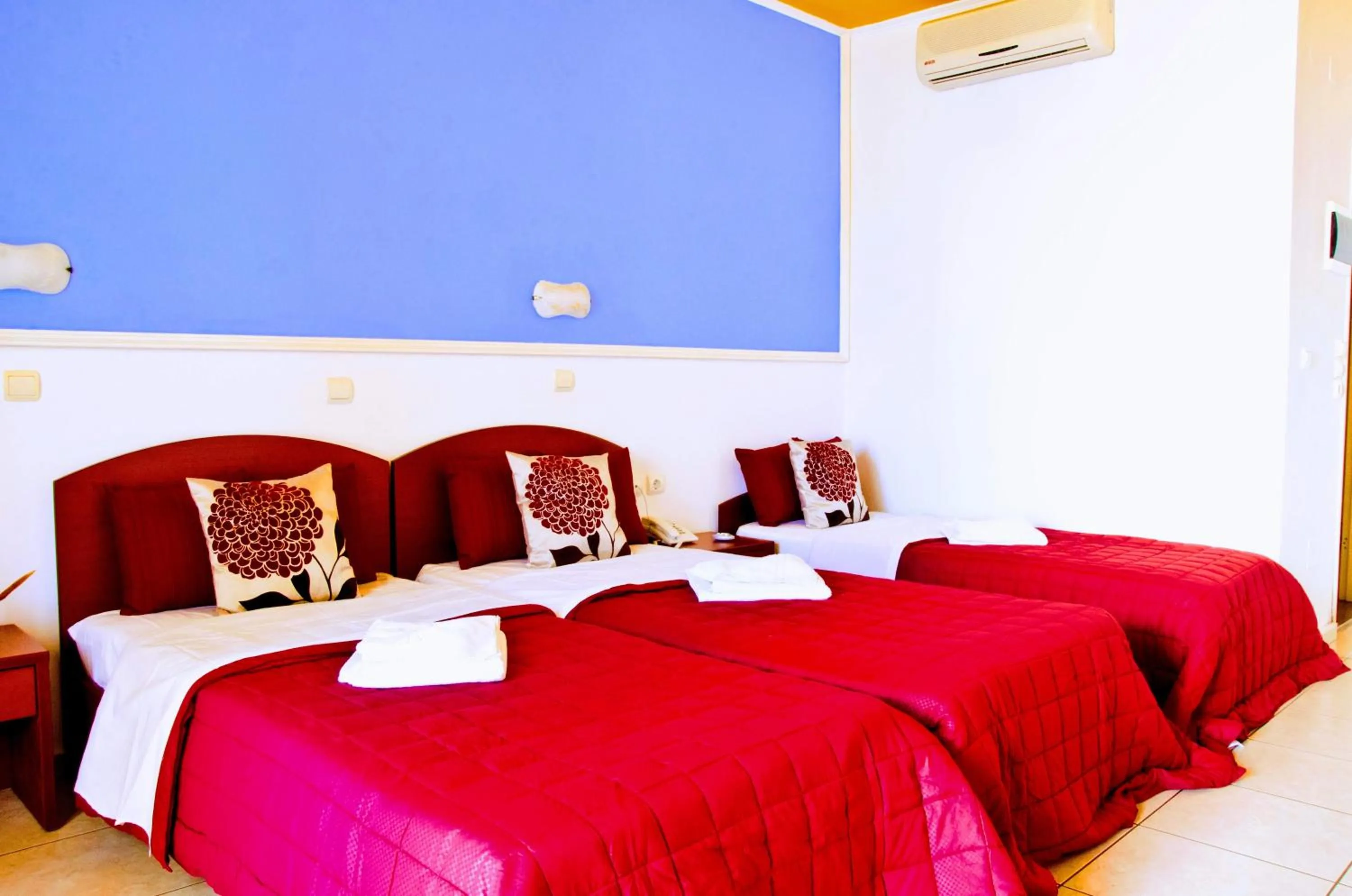 Photo of the whole room, Bed in Yiannis Manos Hotel Resort