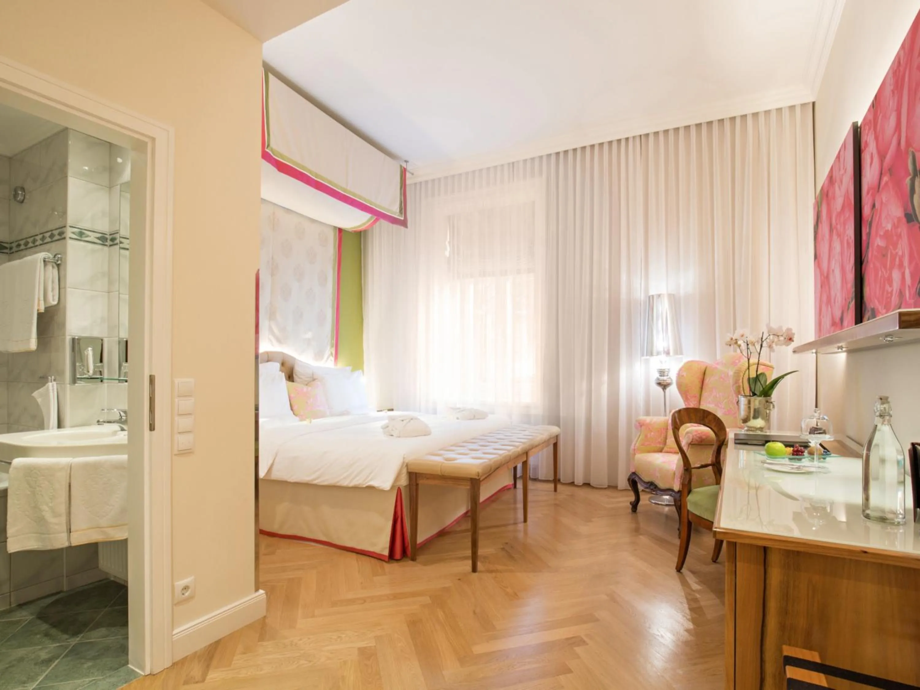 Bed in Hotel Kaiserhof Wien