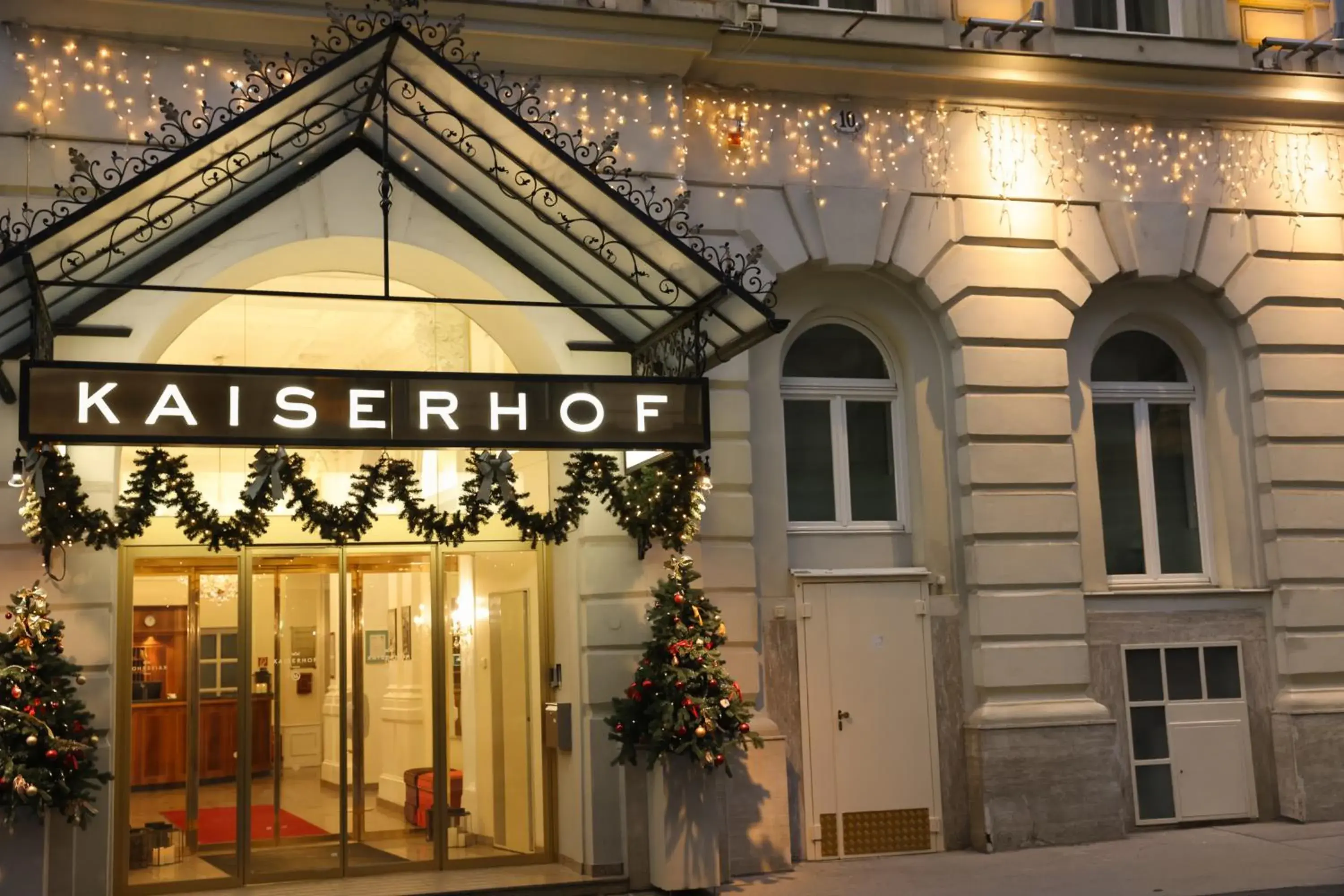 Facade/entrance in Hotel Kaiserhof Wien Facade/entrance in Hotel Kaiserhof Wien