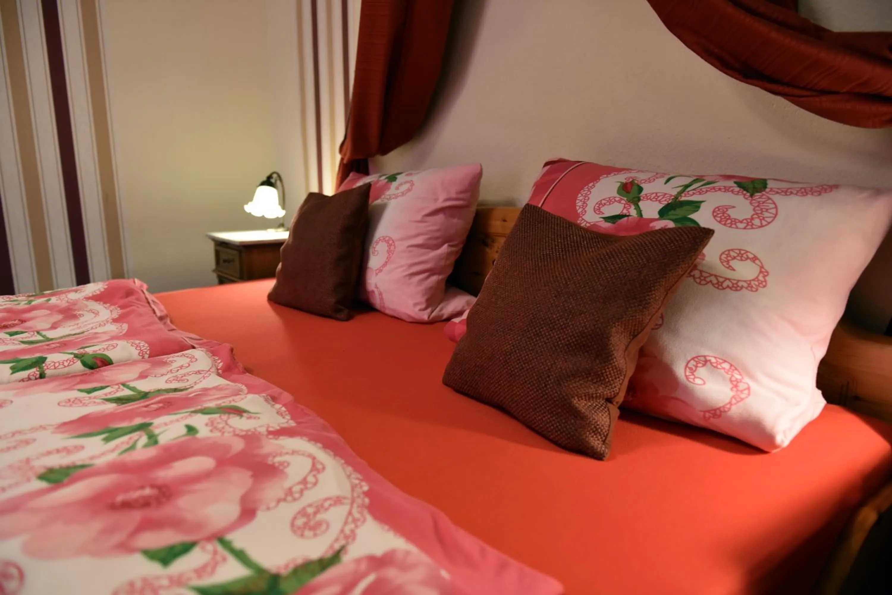 Photo of the whole room, Bed in Hotel-Pension Teutonia