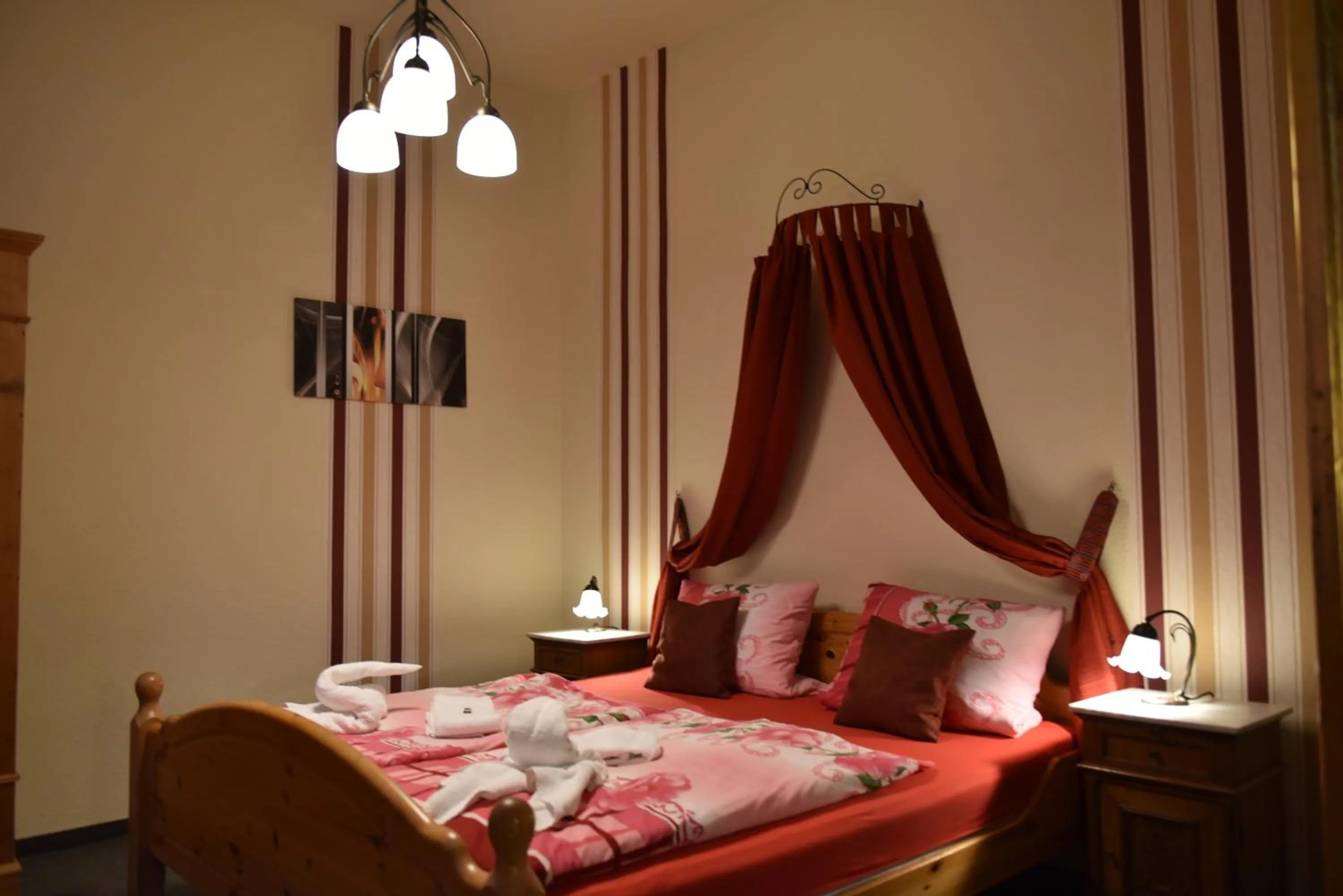 Photo of the whole room, Bed in Hotel-Pension Teutonia