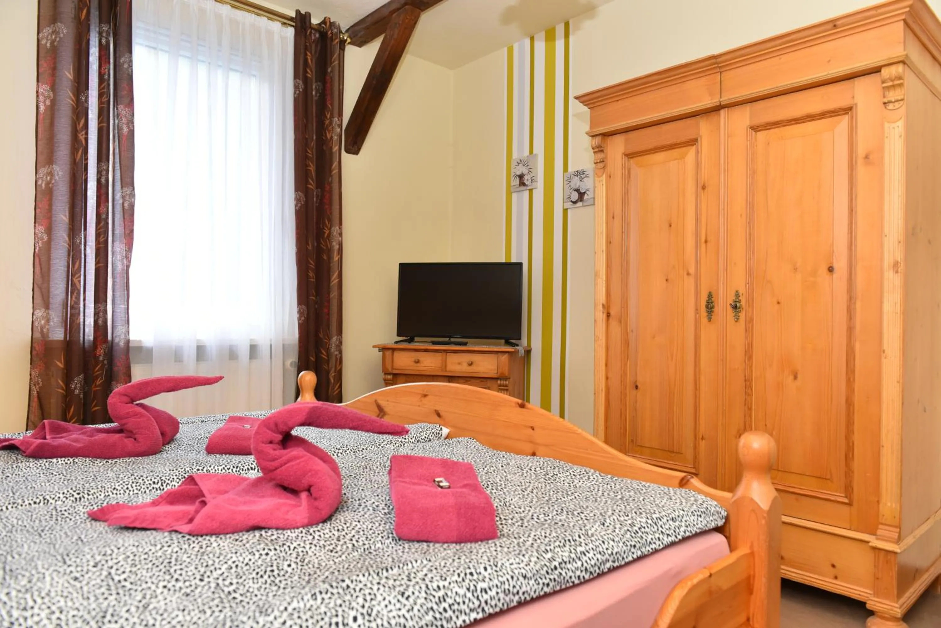 Photo of the whole room, Bed in Hotel-Pension Teutonia