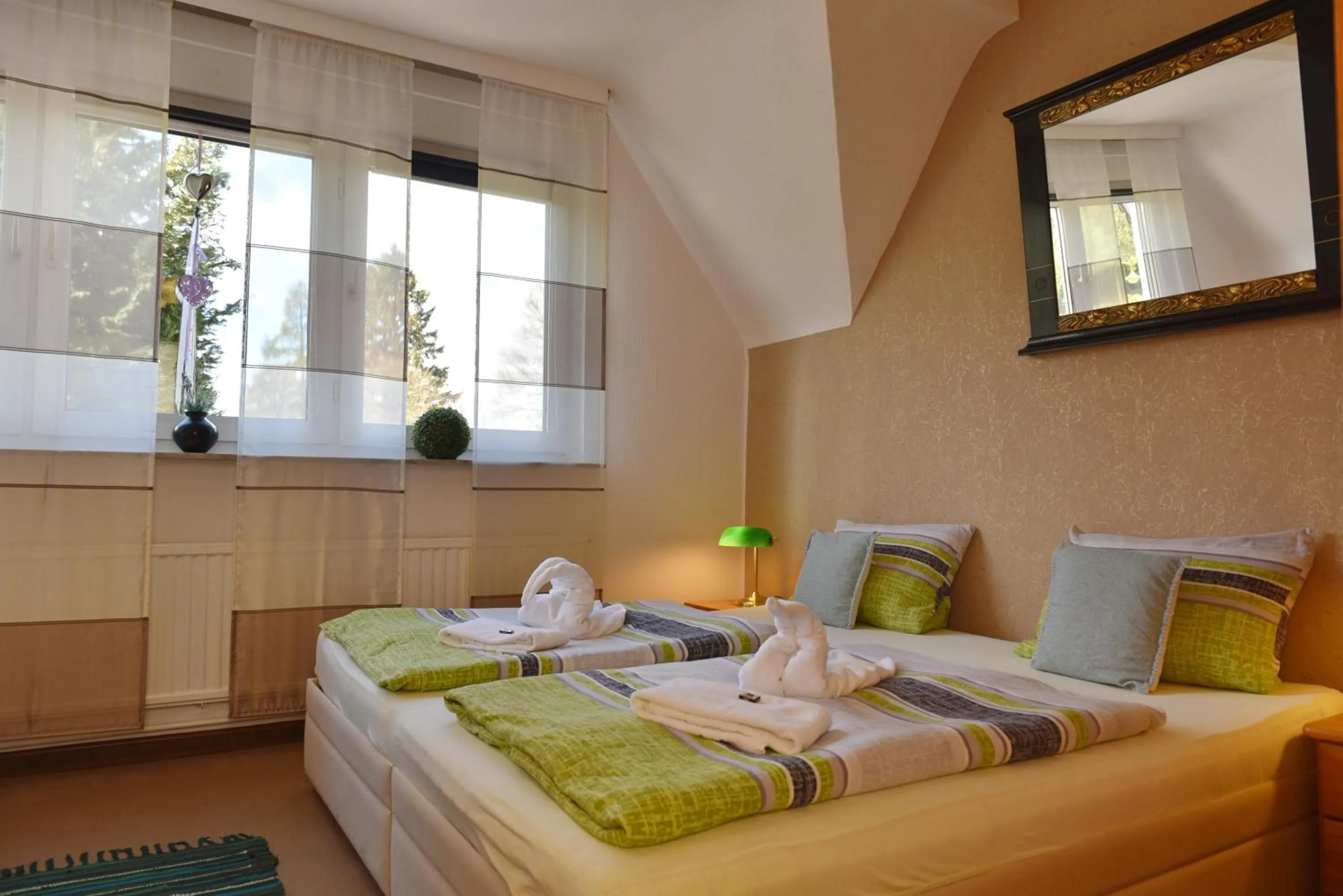 Photo of the whole room, Bed in Hotel-Pension Teutonia