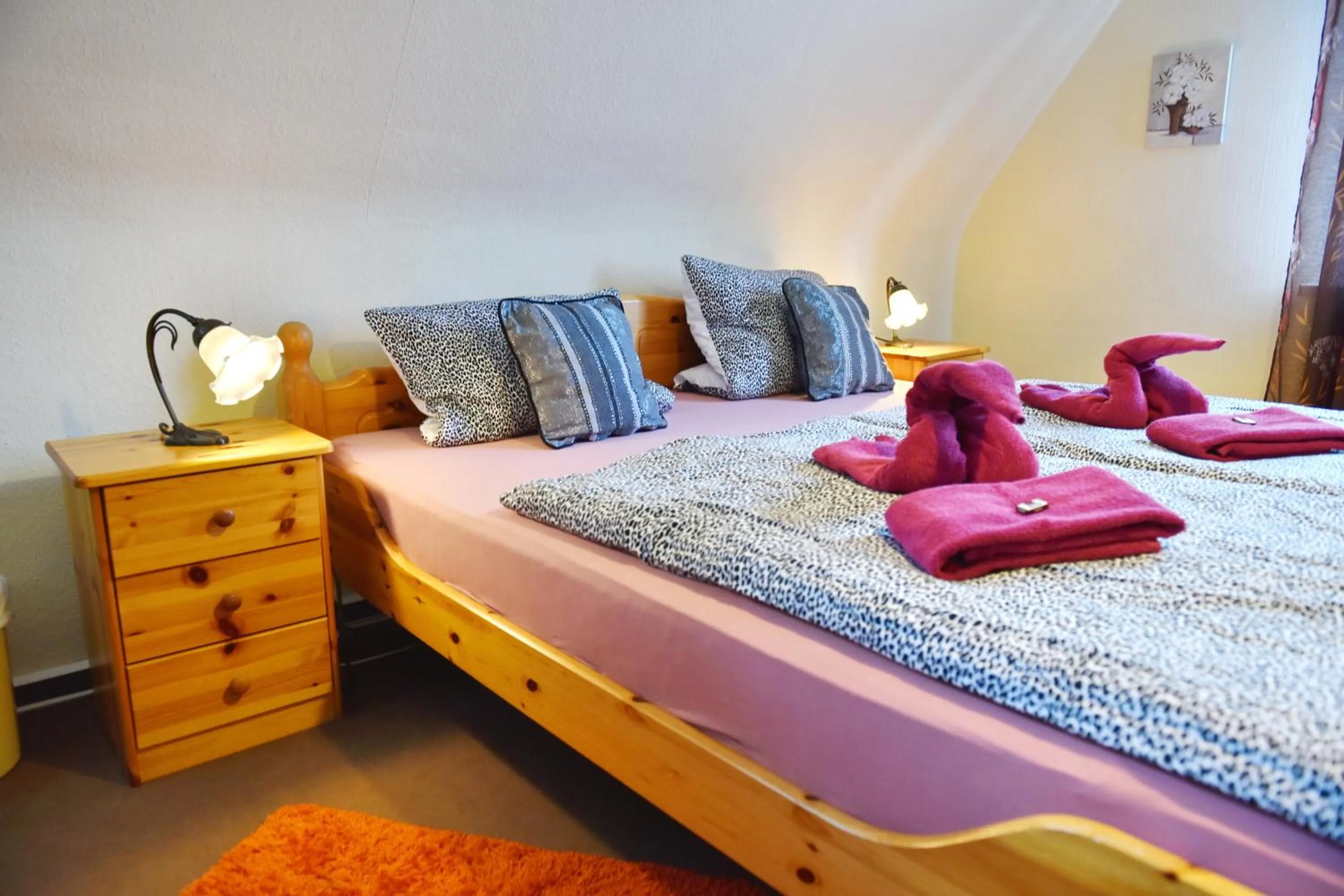 Photo of the whole room, Bed in Hotel-Pension Teutonia