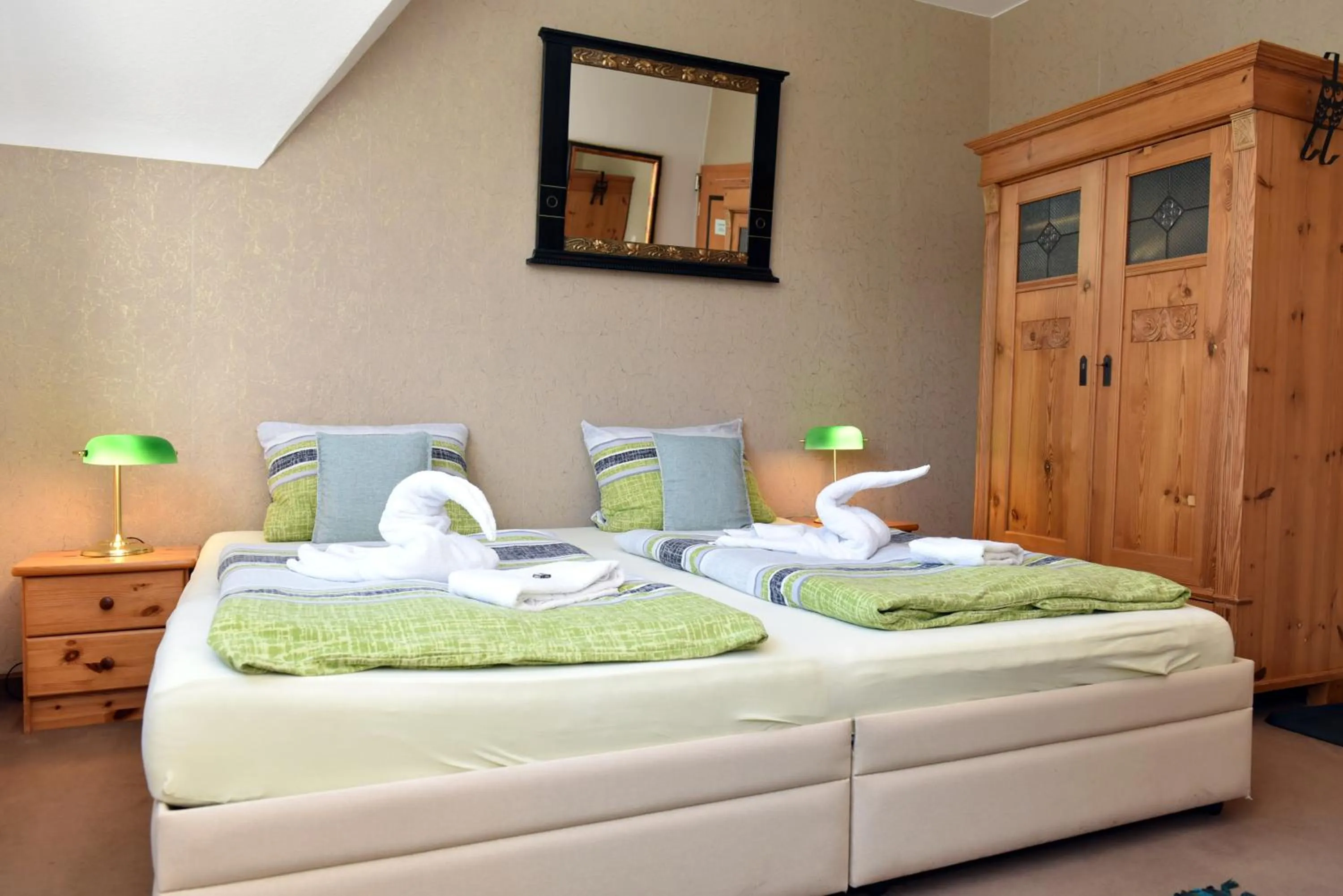 Photo of the whole room, Bed in Hotel-Pension Teutonia