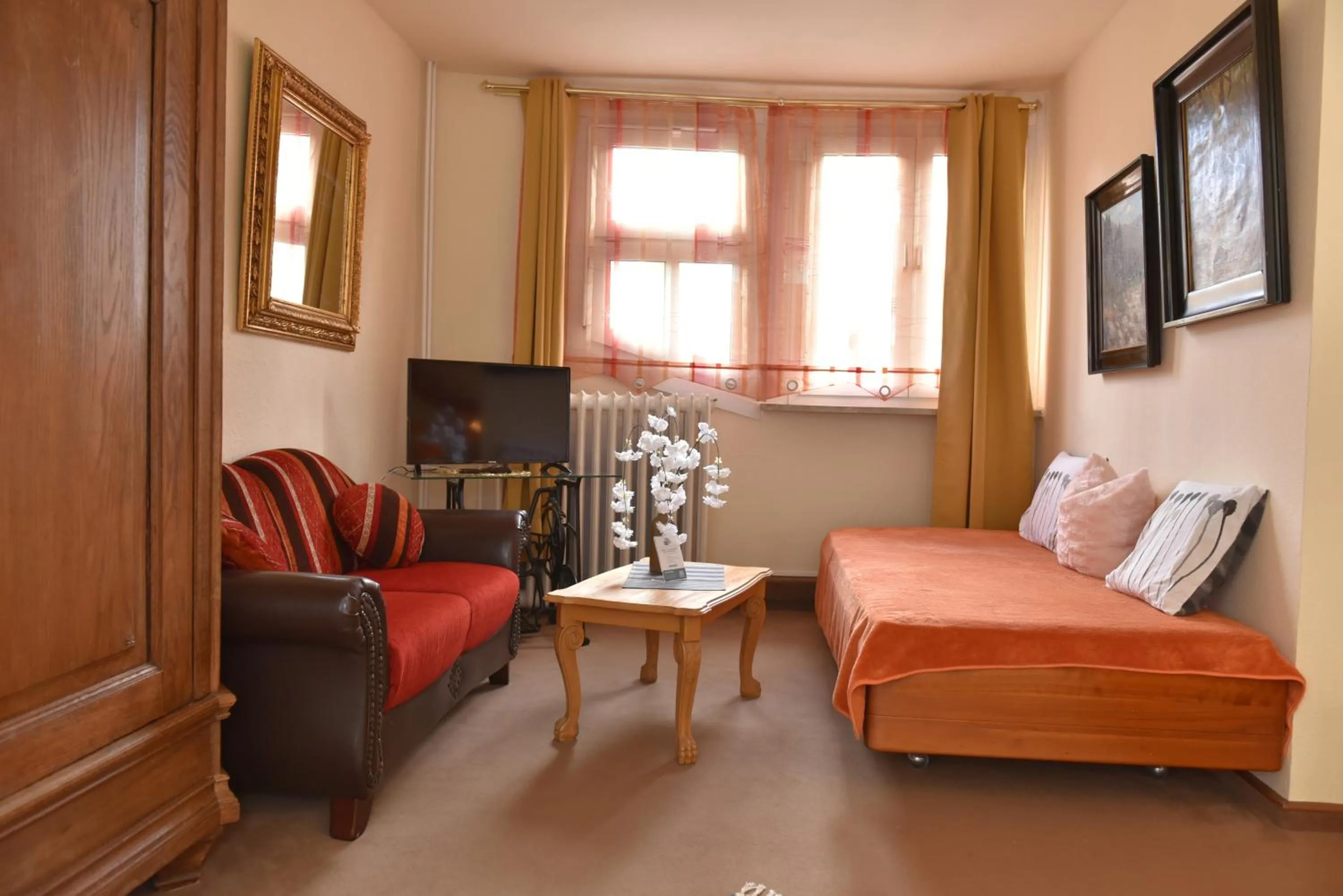 Photo of the whole room, Bed in Hotel-Pension Teutonia