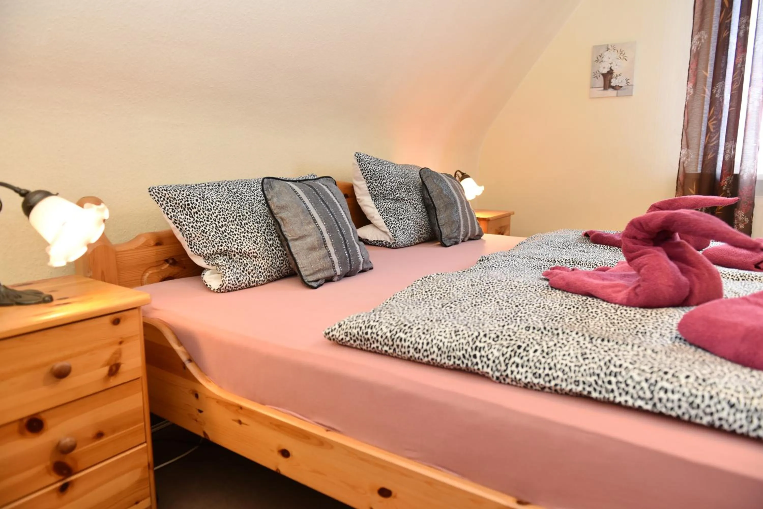 Photo of the whole room, Bed in Hotel-Pension Teutonia