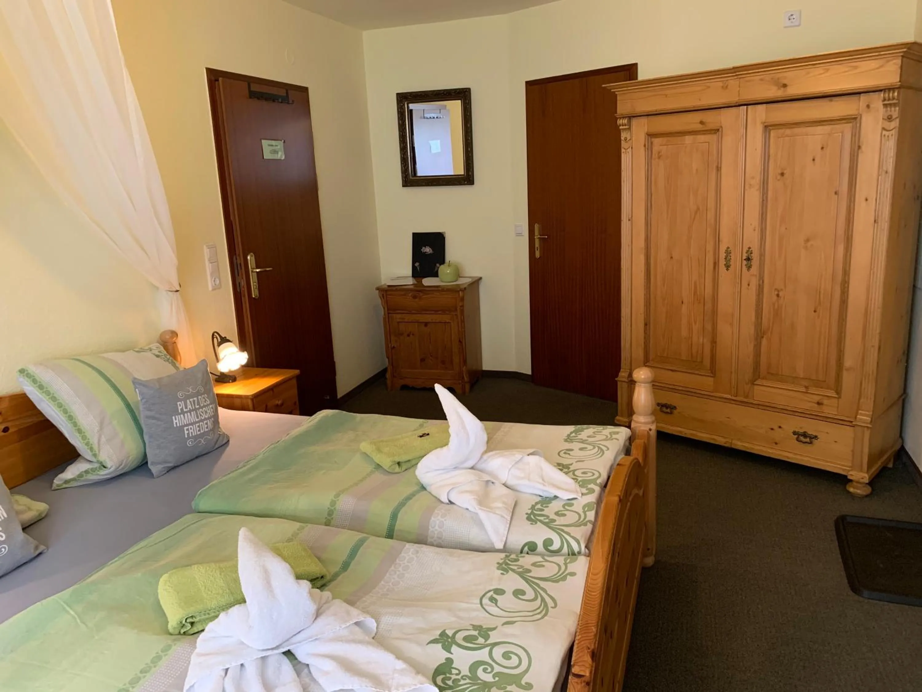 Photo of the whole room, Bed in Hotel-Pension Teutonia