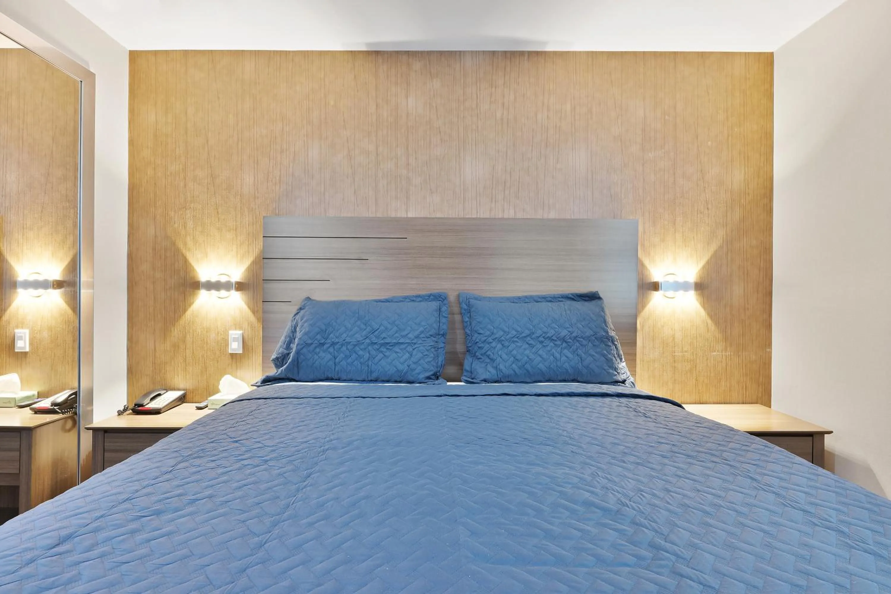 Photo of the whole room, Bed in Casa Blanca Hotel Brooklyn Downtown