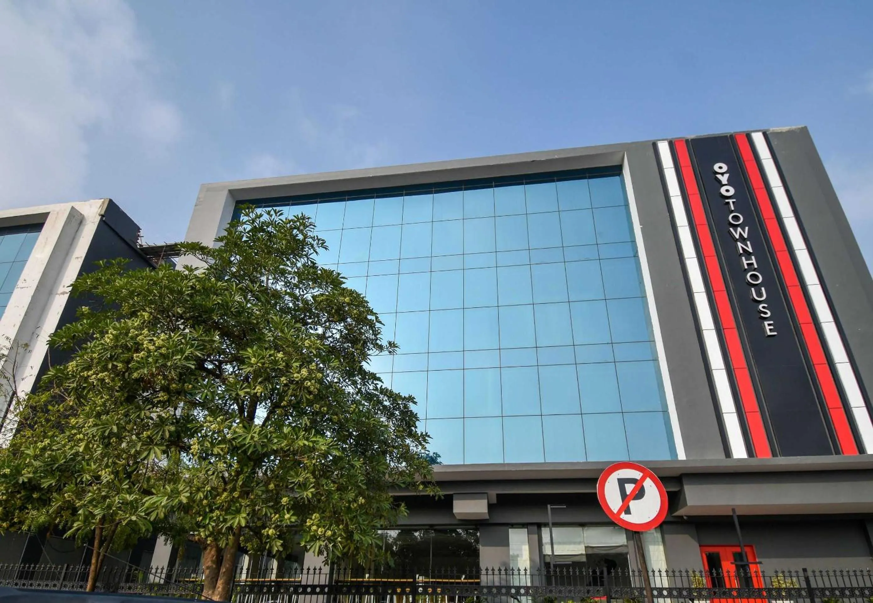 Facade/entrance in Hotel O KG Estate