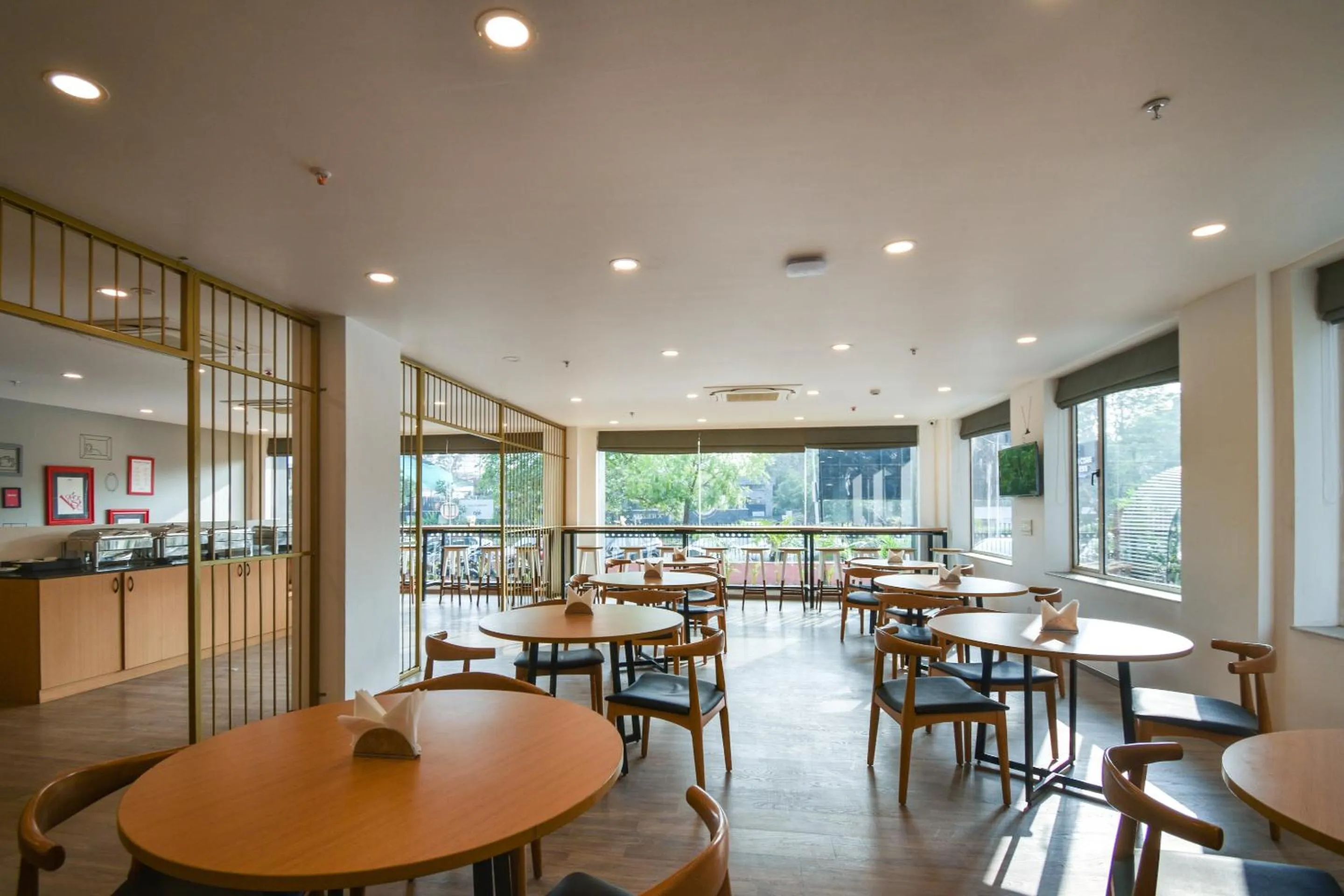 Restaurant/places to eat in Hotel O KG Estate