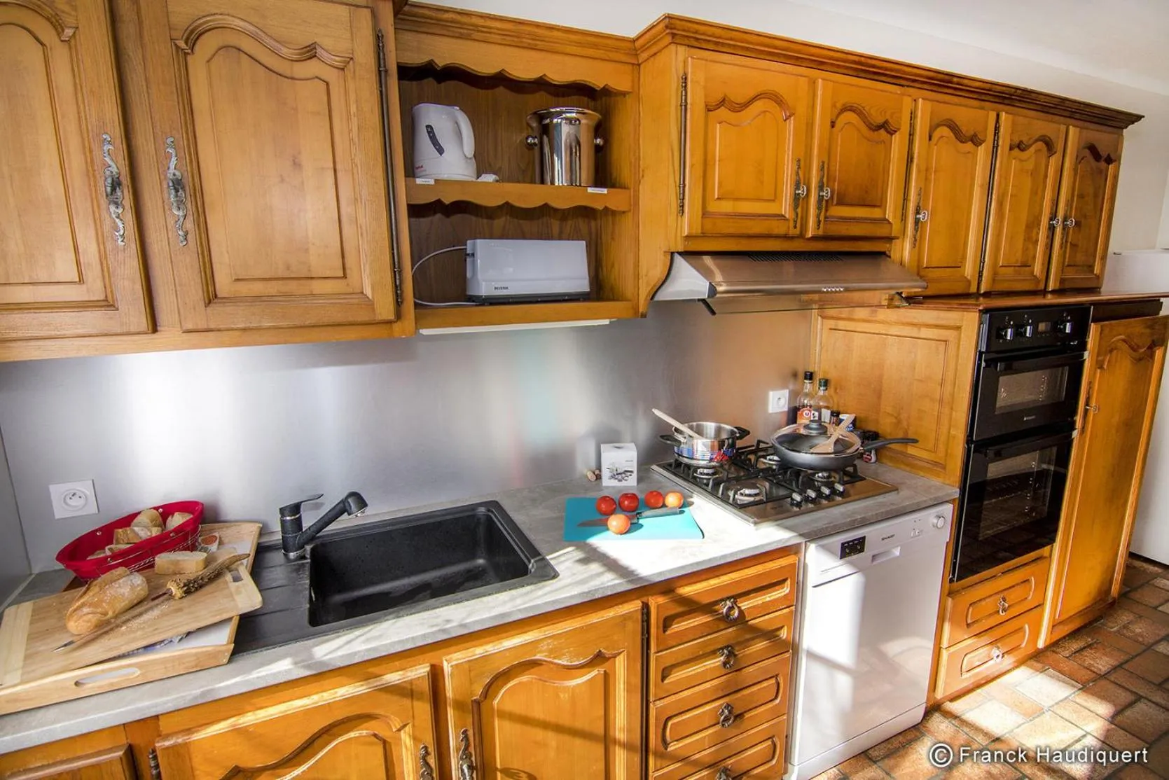 Kitchen or kitchenette in Gite Domaine de Trevety