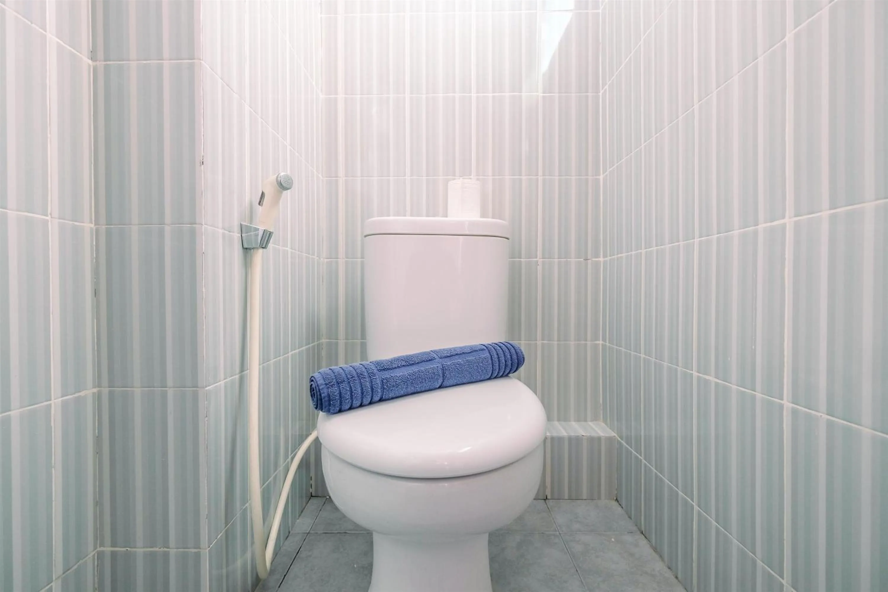 Bathroom in Comfortable 2BR Apartment at Cinere Resort By Travelio