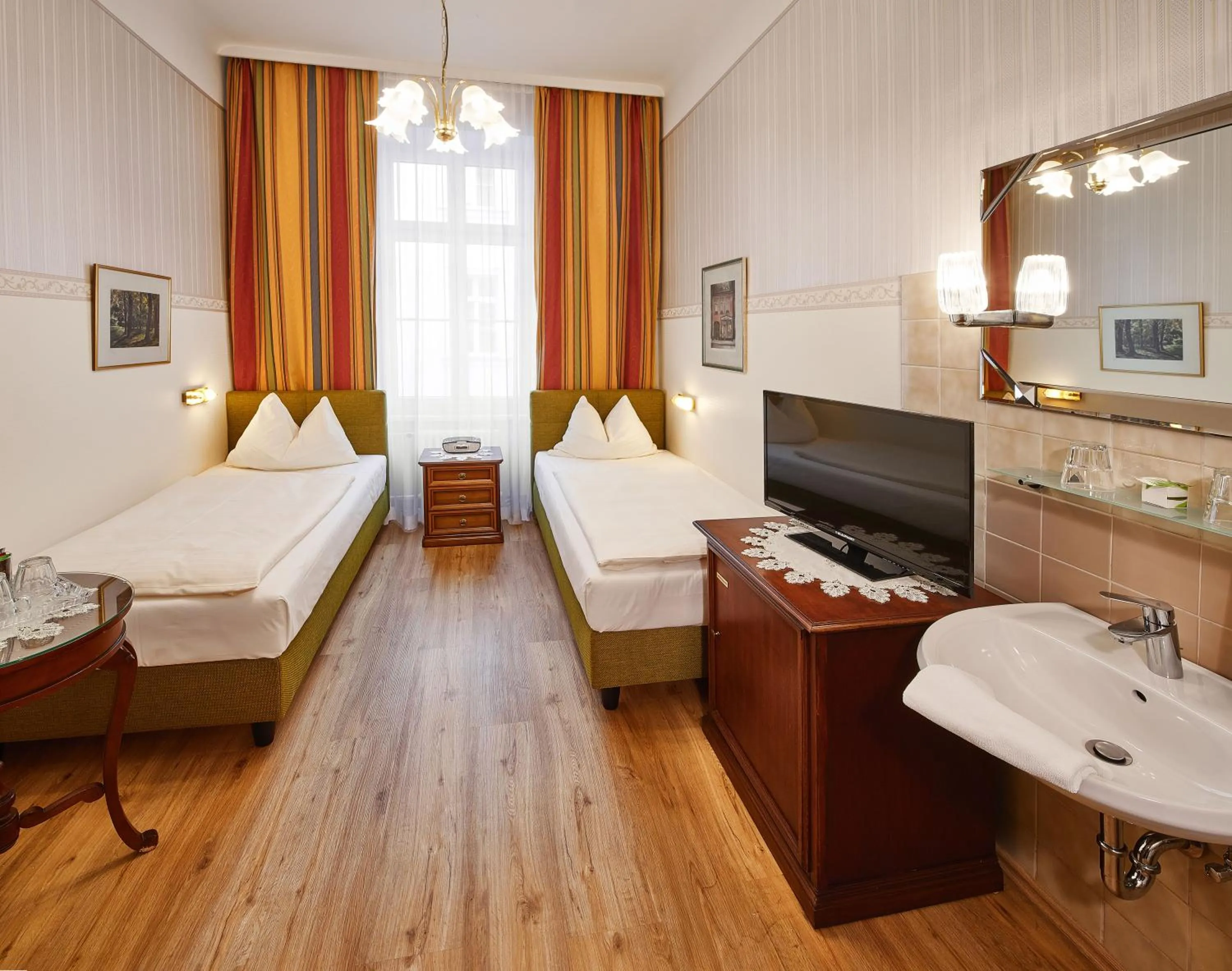 Photo of the whole room, Bed in Hotel Austria - Wien