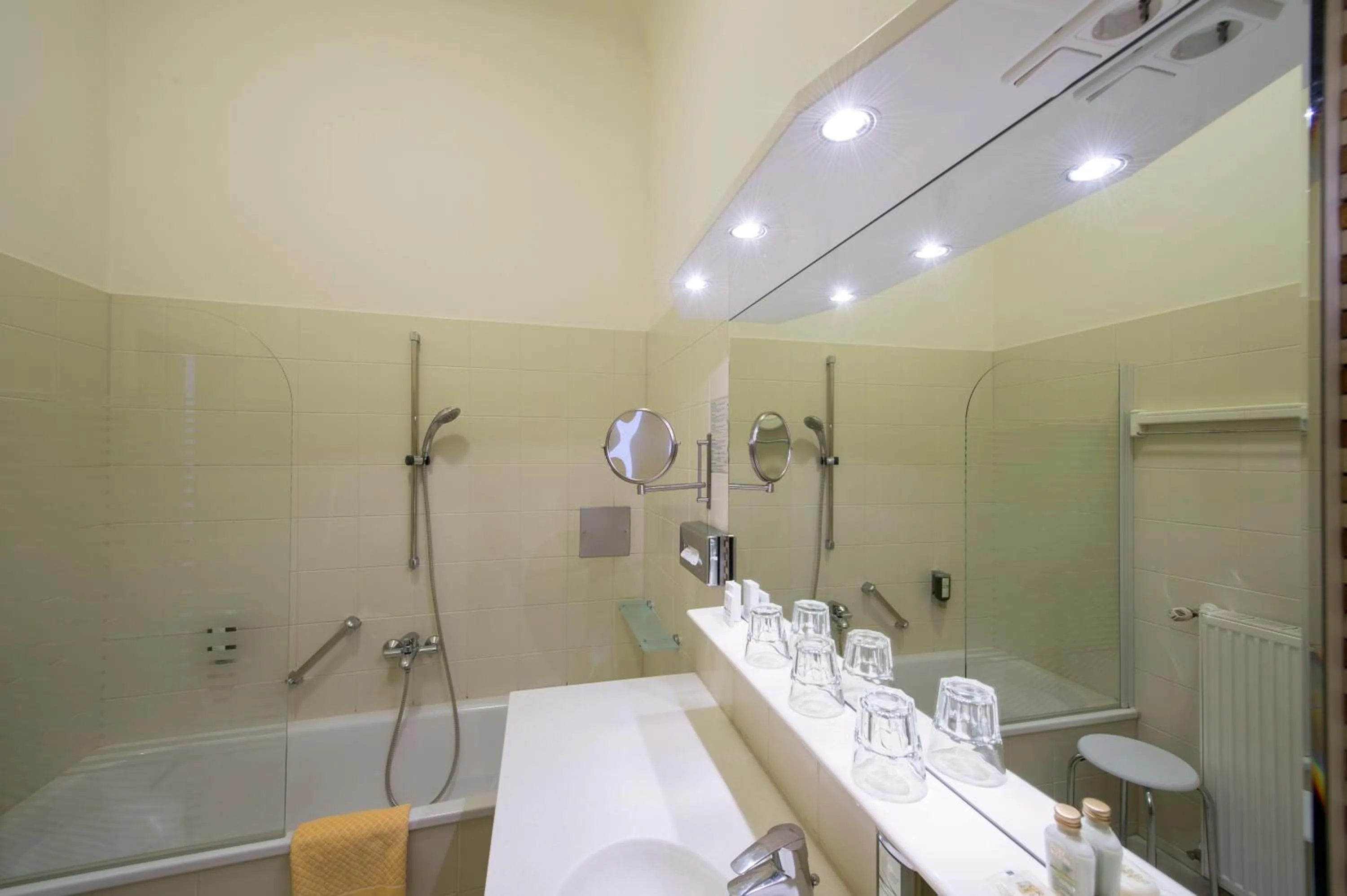 Photo of the whole room in Hotel Austria - Wien