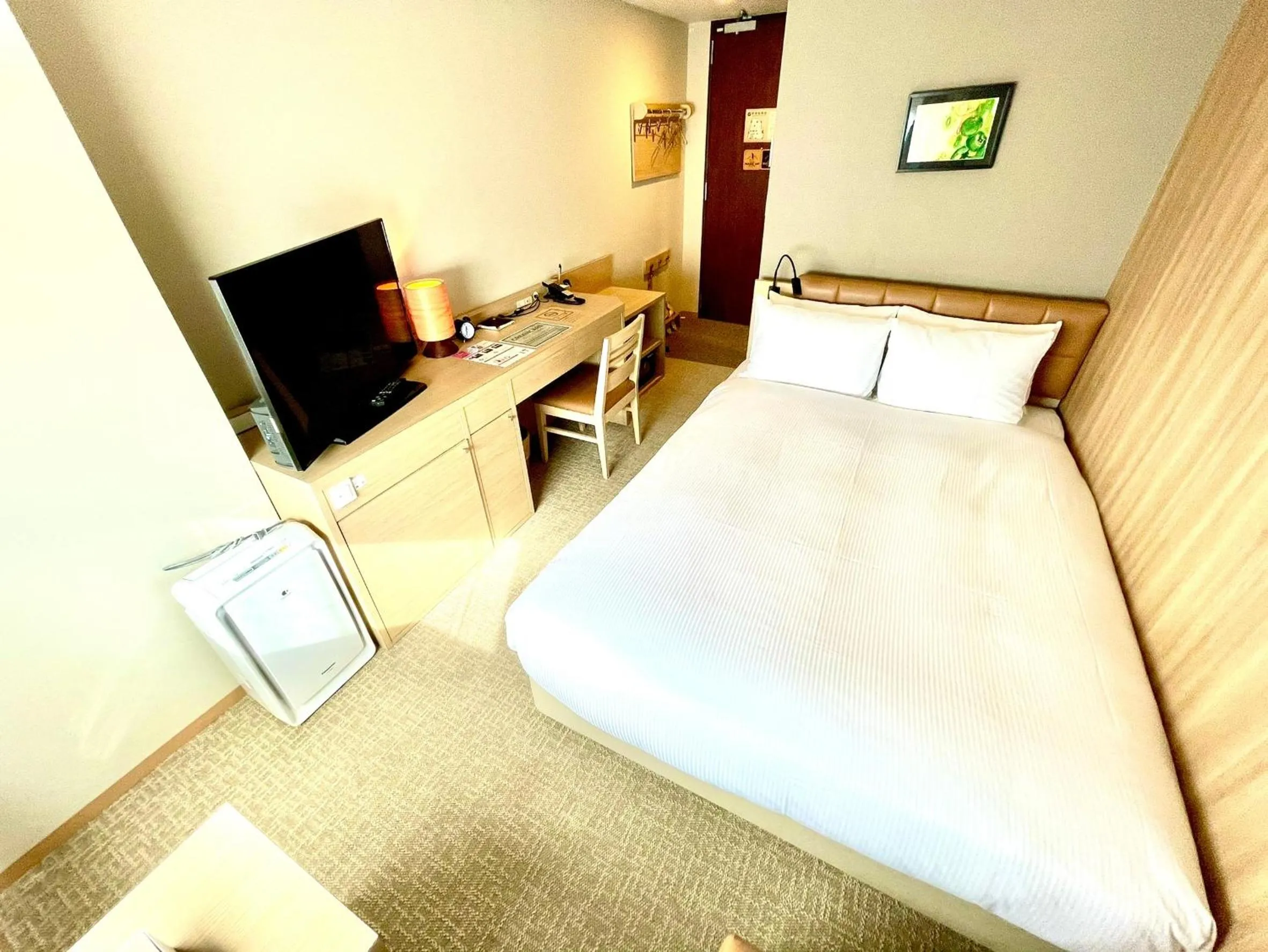 Photo of the whole room, Bed in QuintessaHotel TokyoHaneda Comic&Books