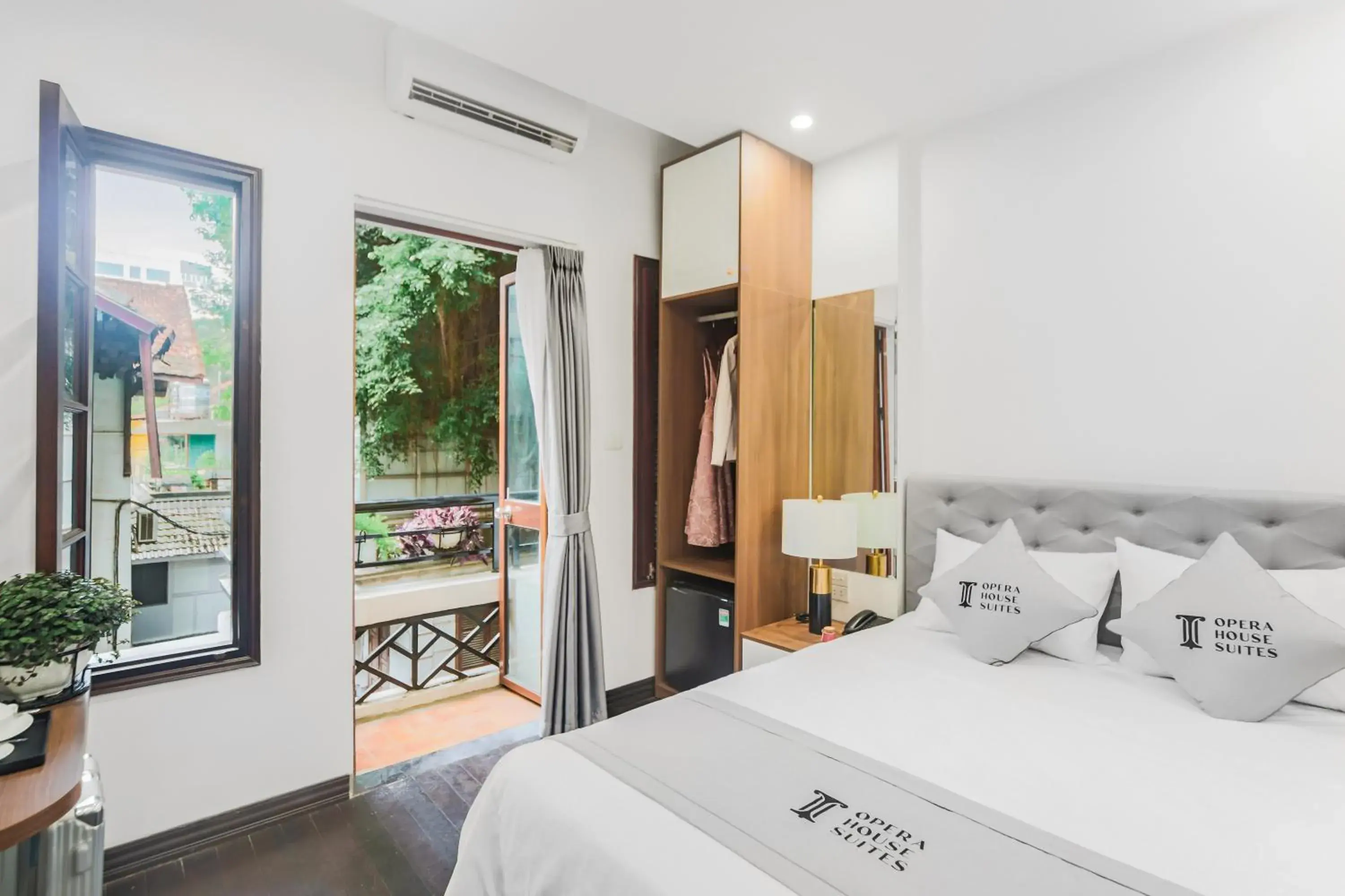 Photo of the whole room, Bed in Opera House Suites Photo of the whole room, Bed in Opera House Suites