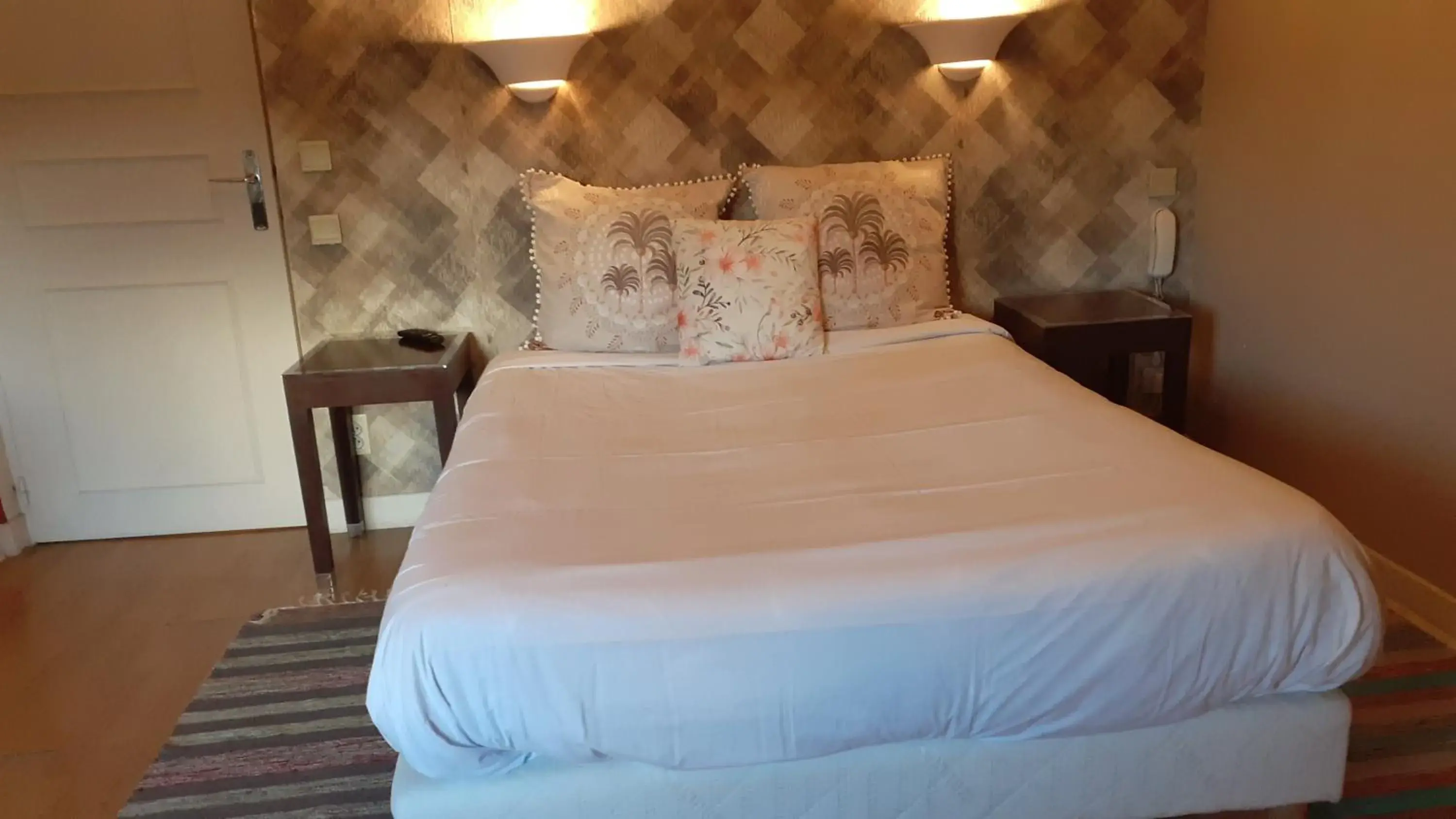 Double Room in Hôtel Le Saint-Louis de Châteaudun Double Room in Hôtel Le Saint-Louis de Châteaudun