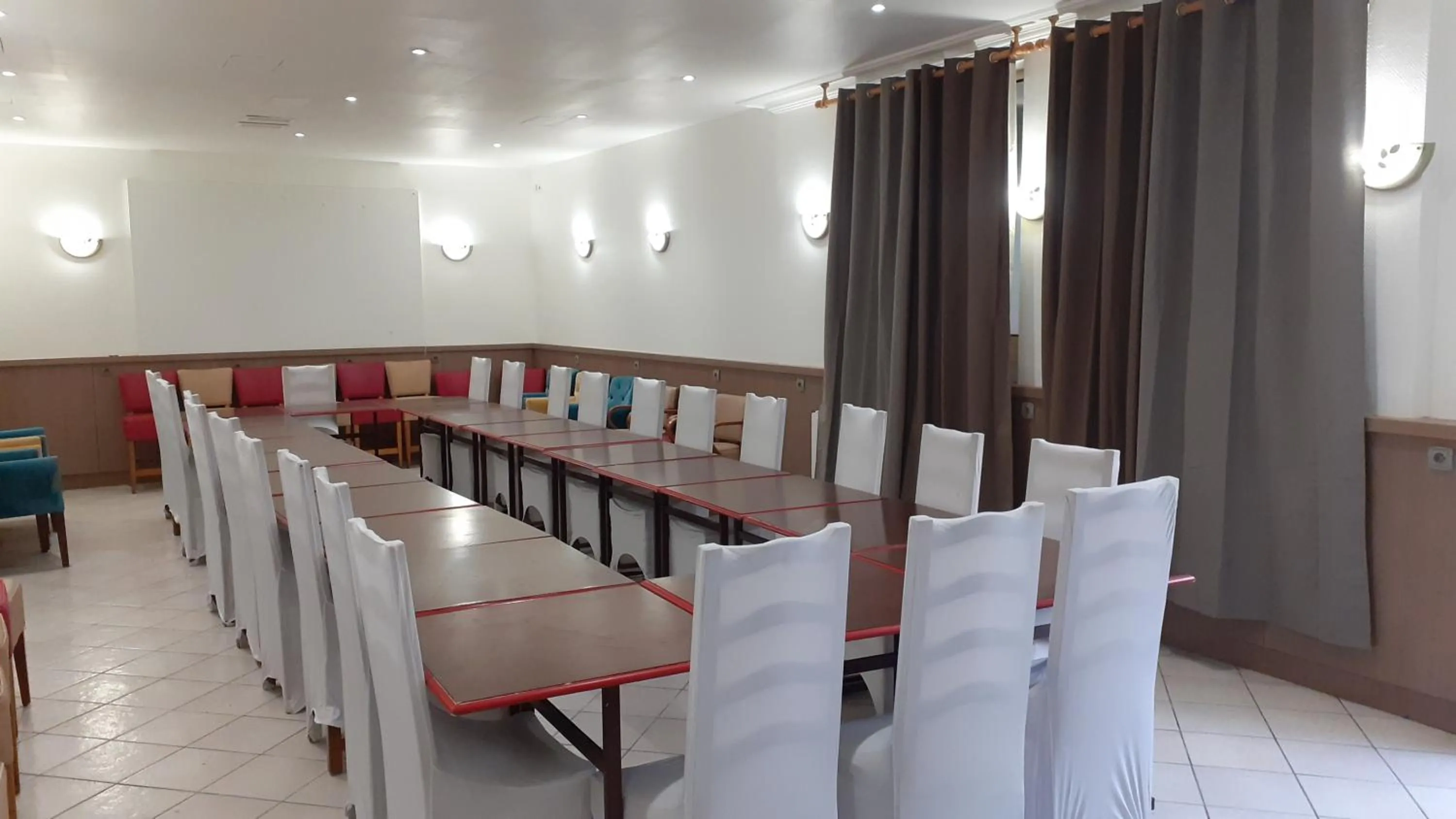 Meeting/conference room in Hôtel des Couronnes Châteaudun