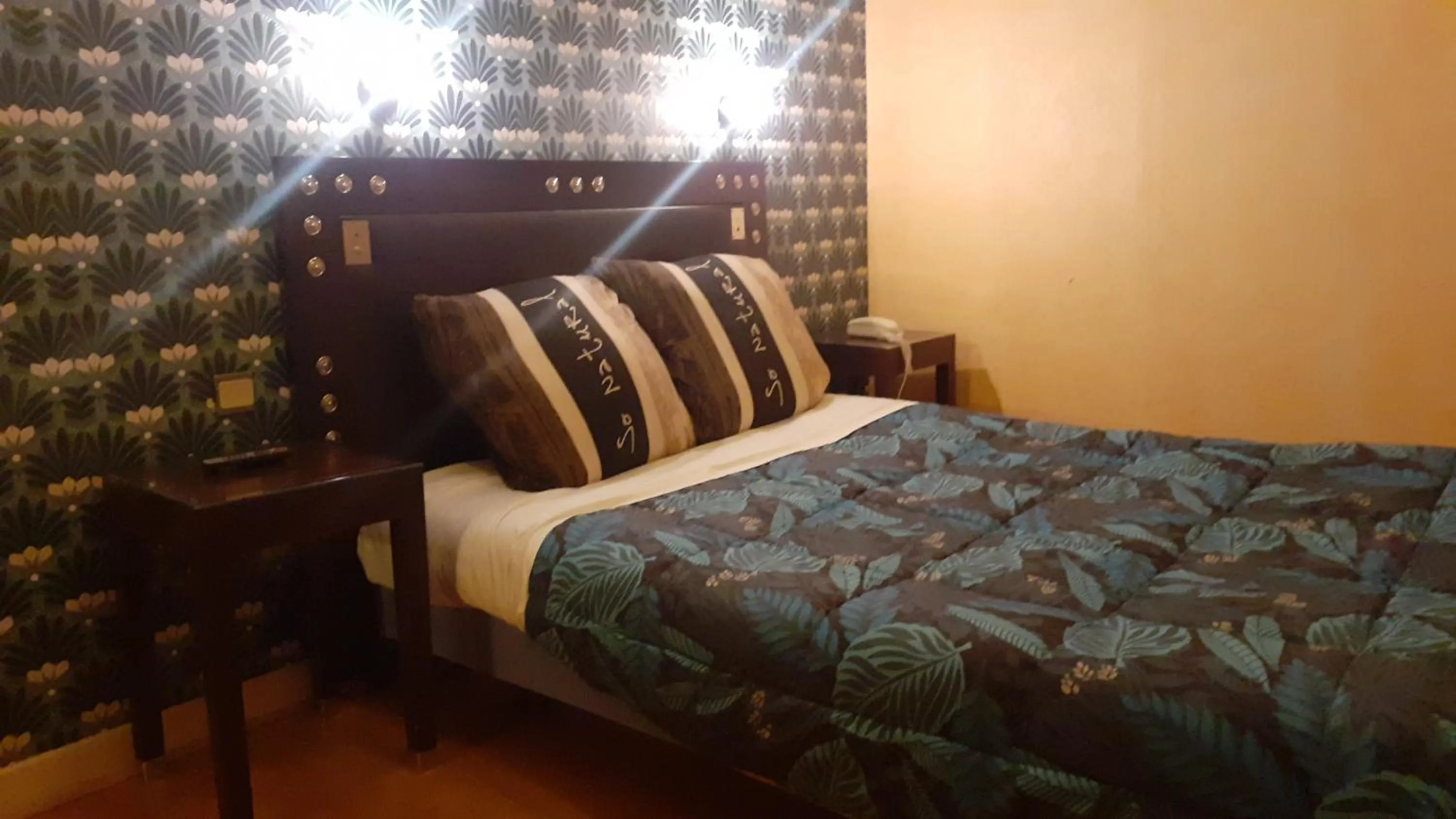 Bedroom in Hôtel des Couronnes Châteaudun