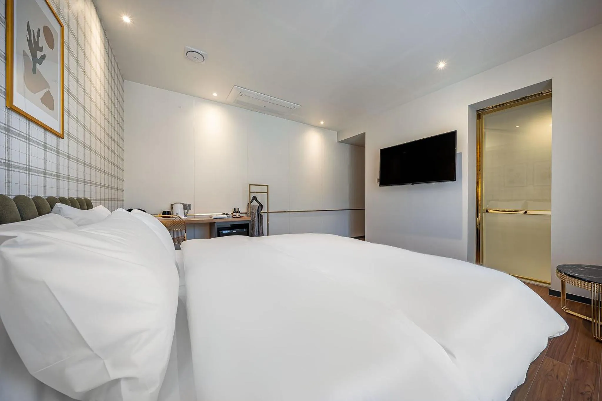 Bed in Brown Dot Hotel Signature