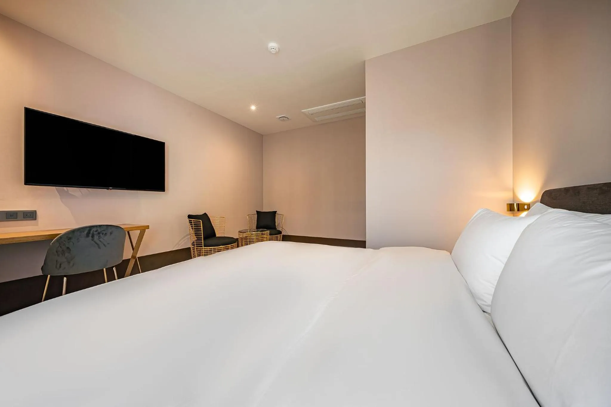 Bed in Brown Dot Hotel Signature