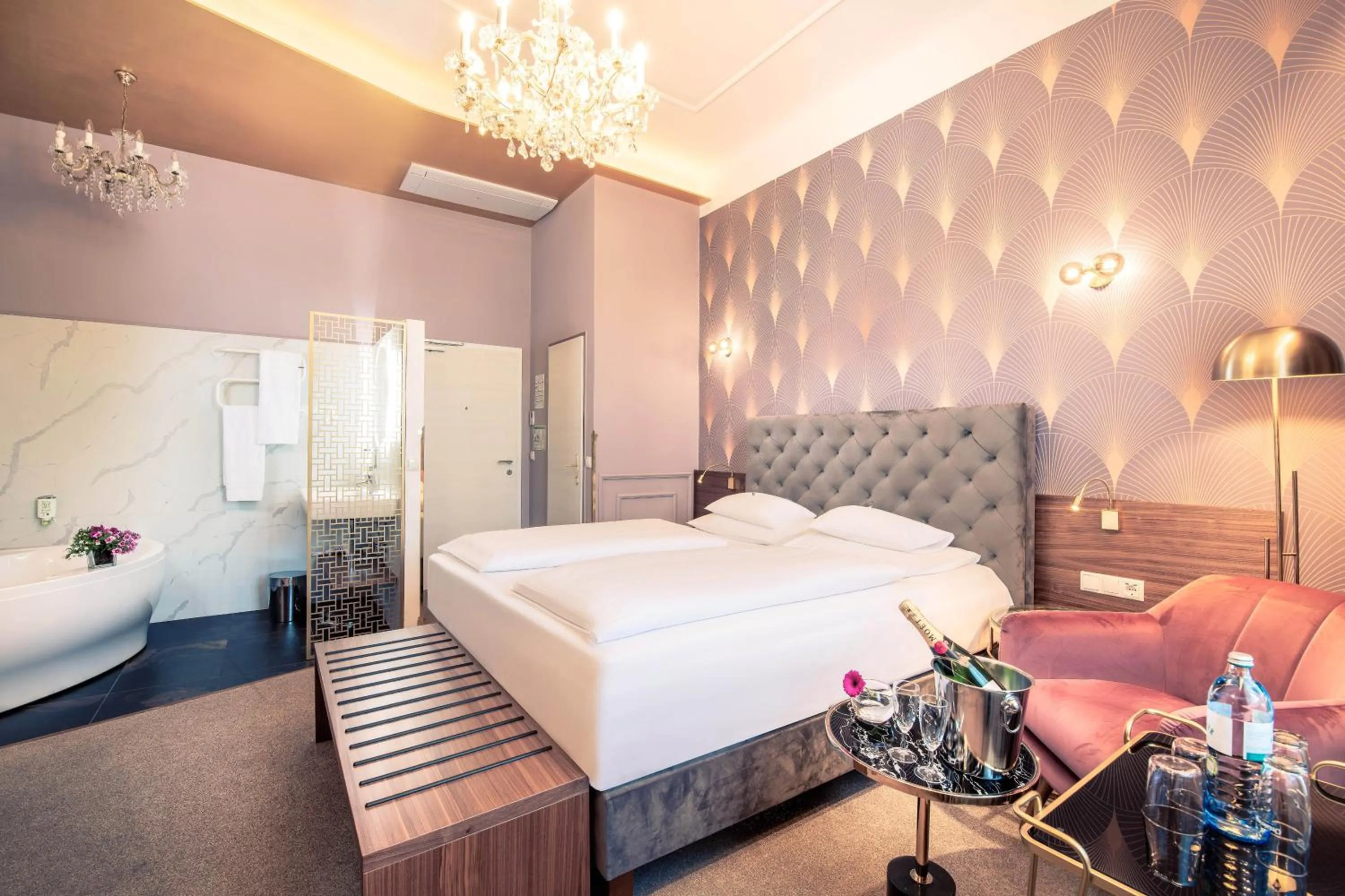 Photo of the whole room, Bed in BoutiqueHOTEL Donauwalzer