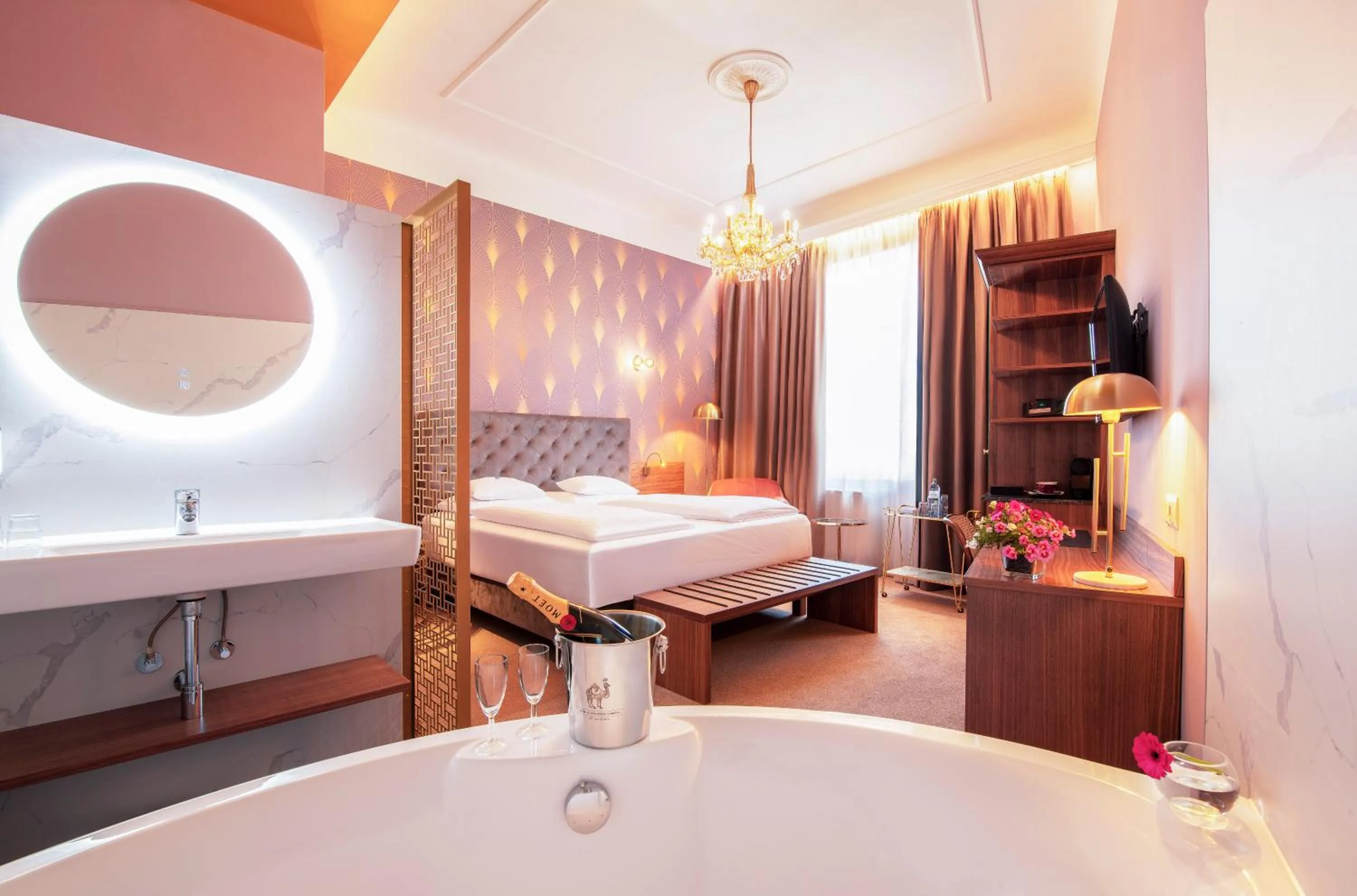 Hot Tub, Bed in BoutiqueHOTEL Donauwalzer