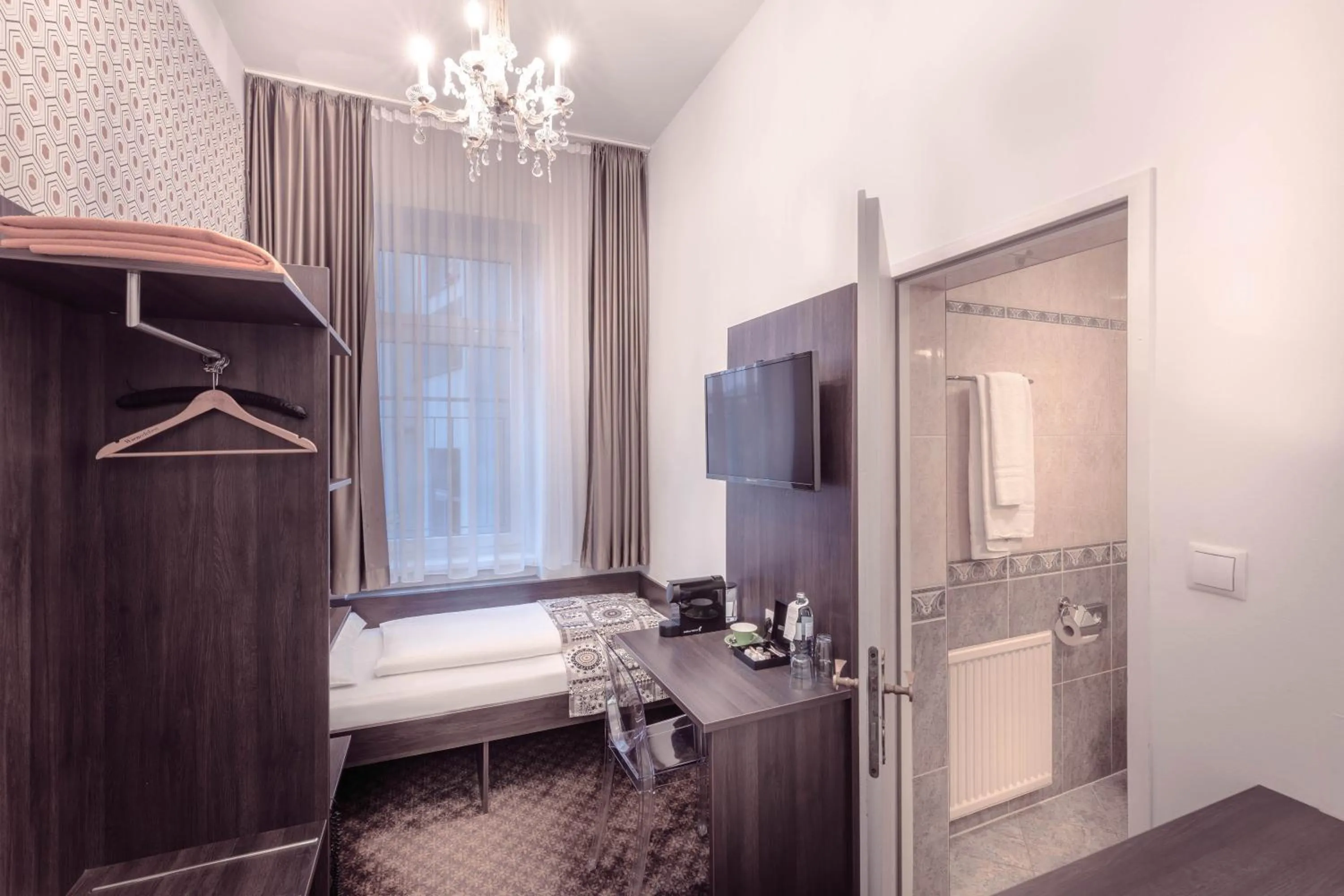 Bathroom in BoutiqueHOTEL Donauwalzer