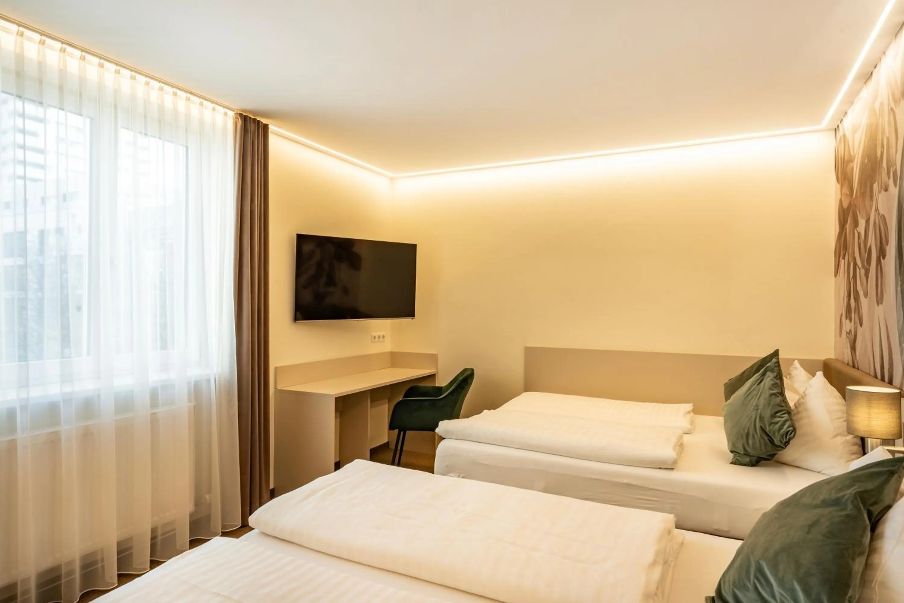 Property building, Bed in Hotel Lokomotive