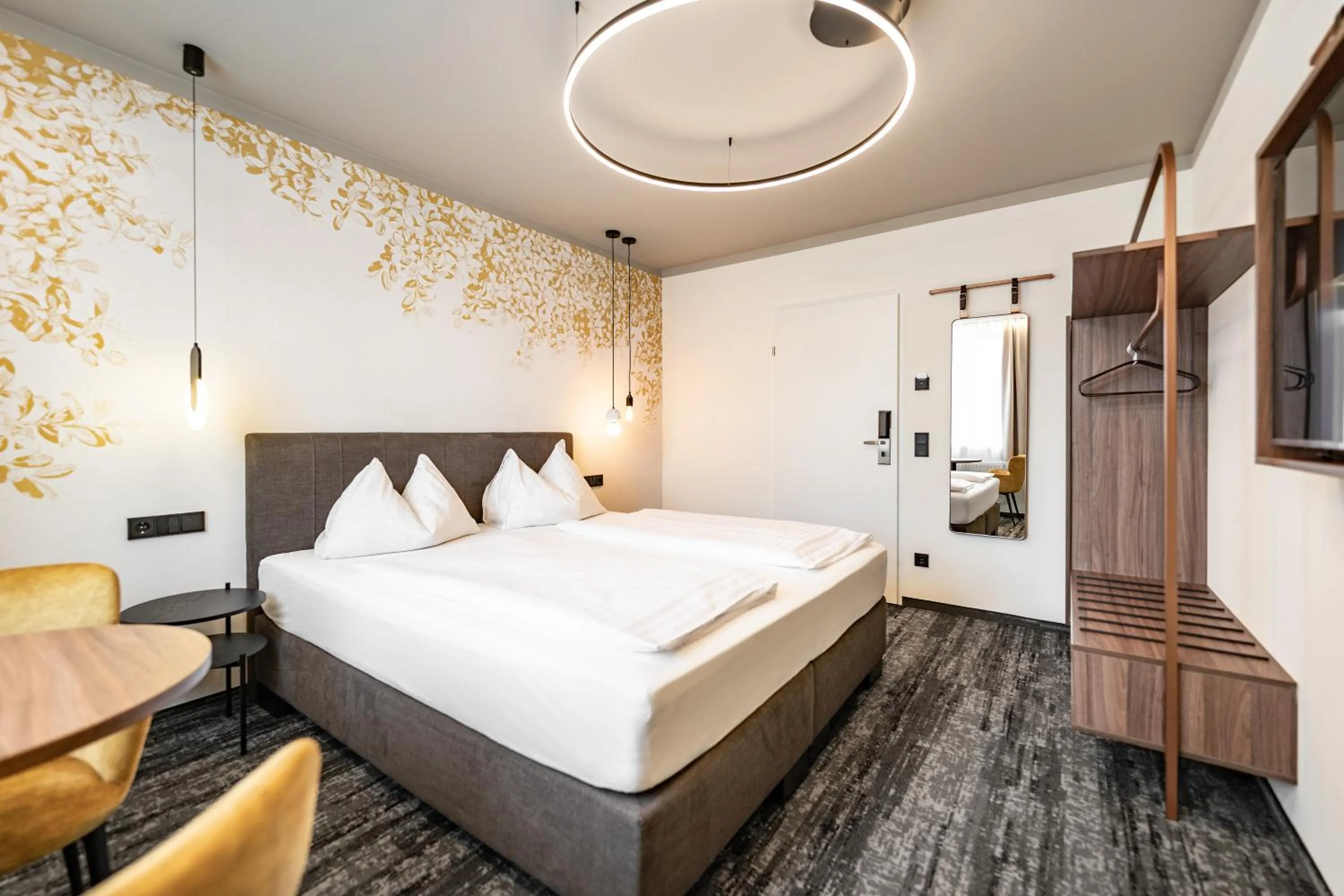 Property building, Bed in Hotel Lokomotive