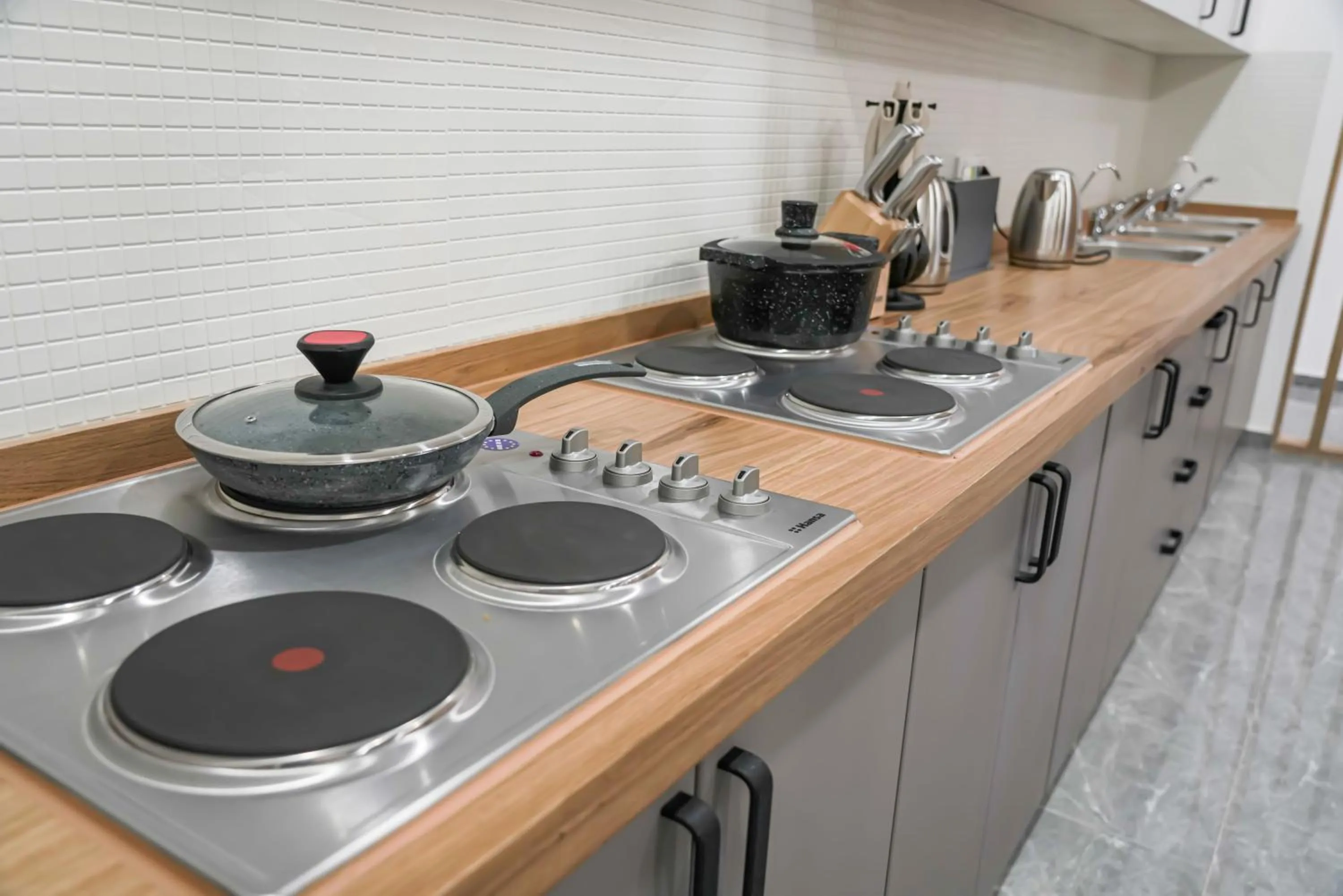 Communal kitchen in Sulu Hostel