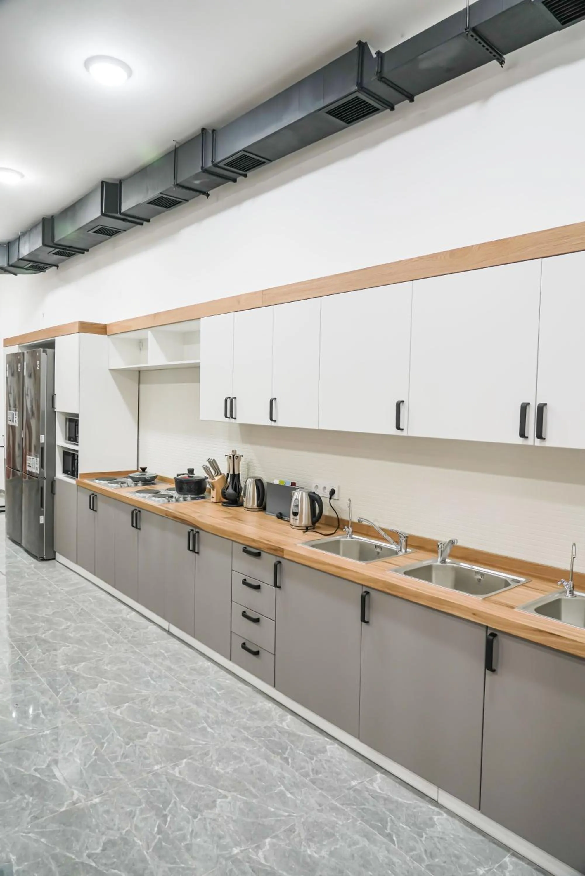 Communal kitchen in Sulu Hostel