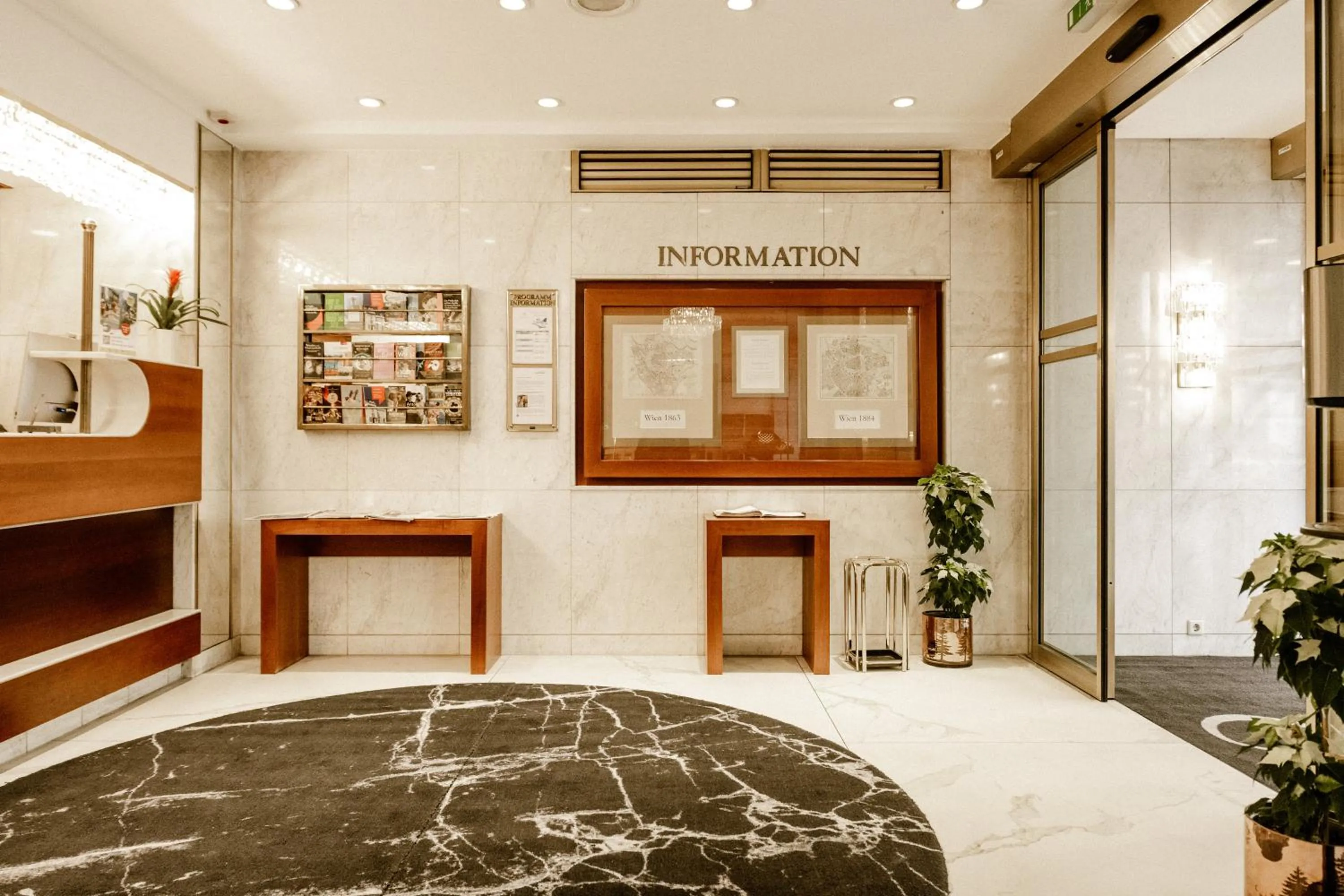 Lobby or reception, Bed in Hotel City Central