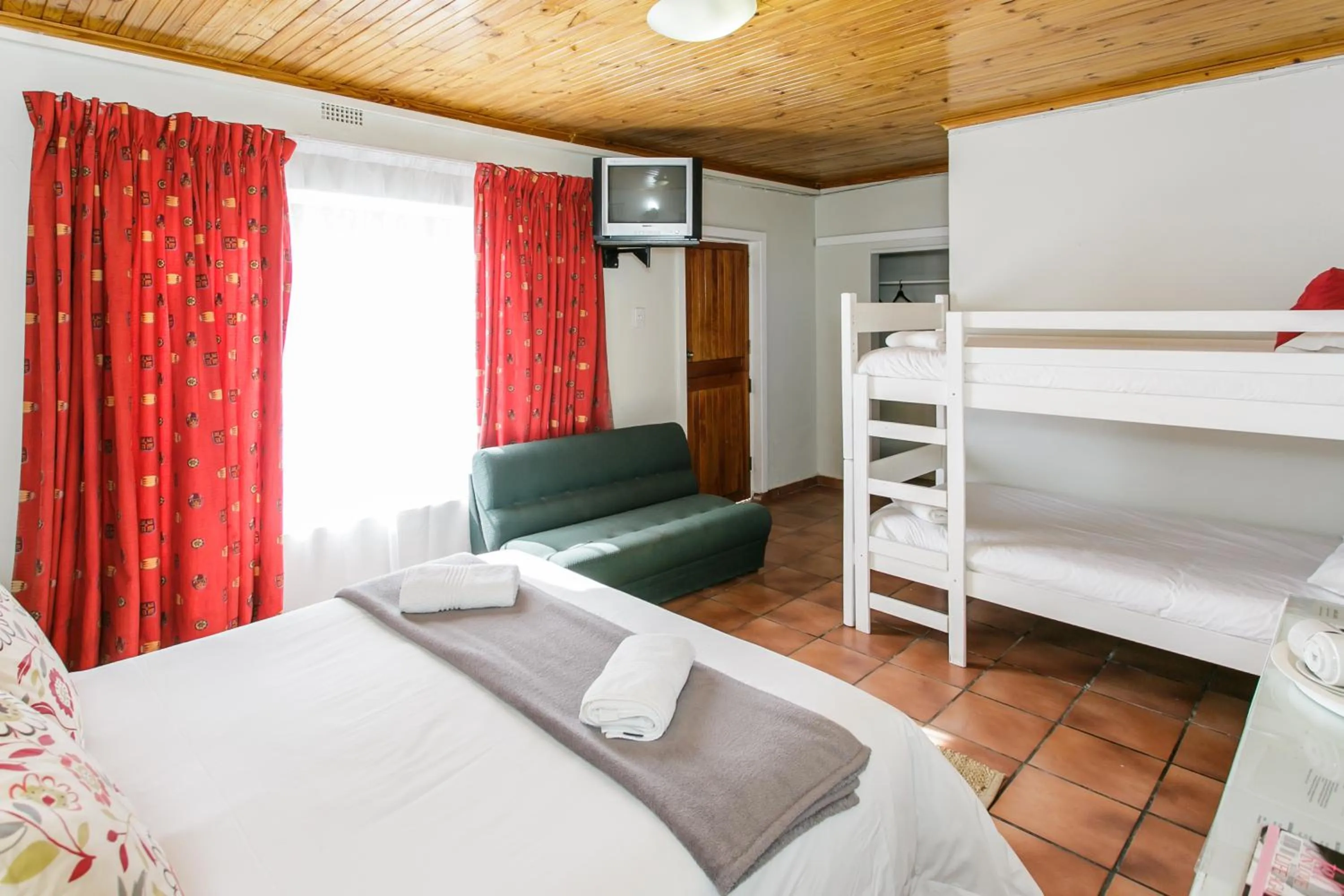 Bedroom, Bed in Wagon Wheel Country Lodge