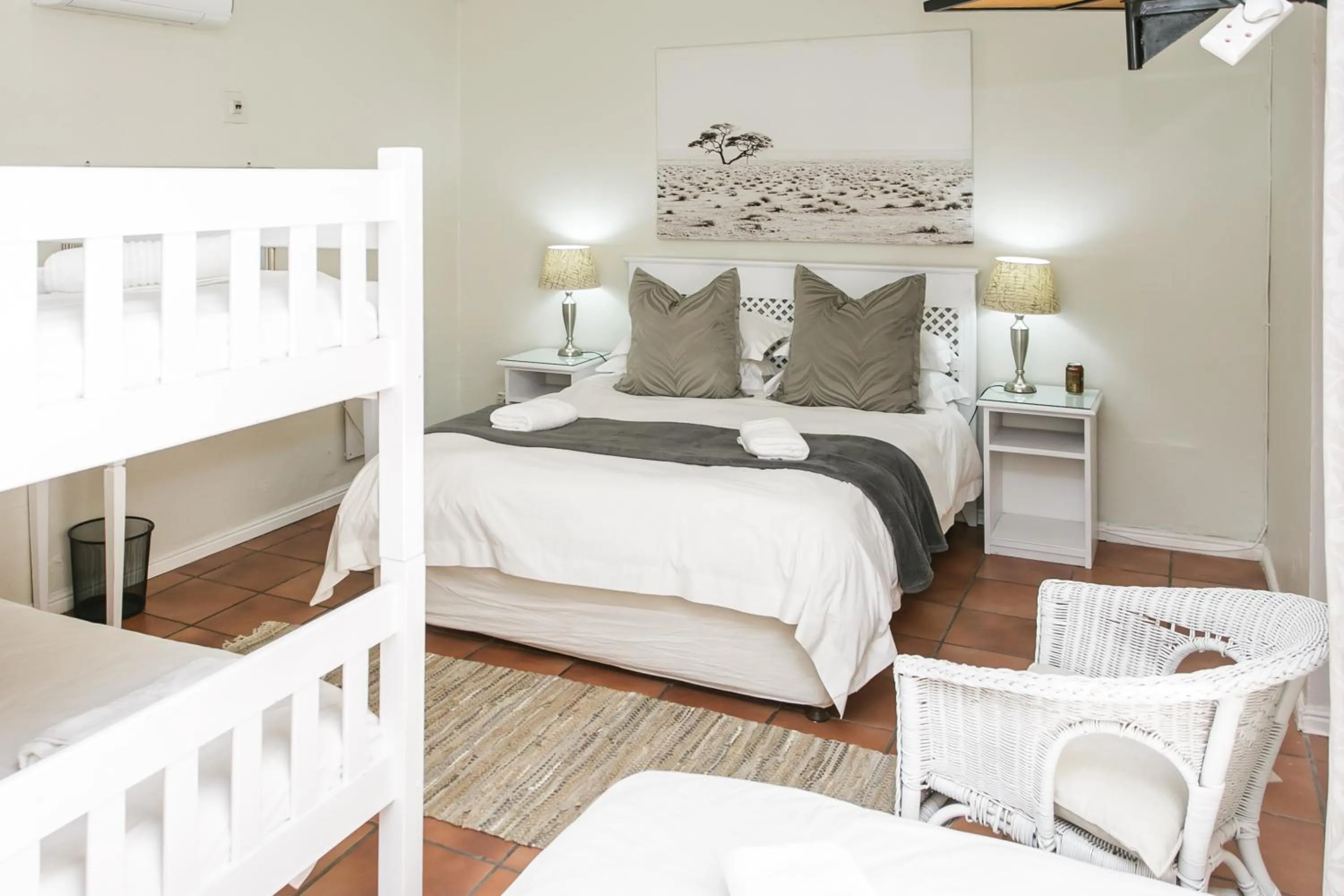 Bedroom, Bed in Wagon Wheel Country Lodge