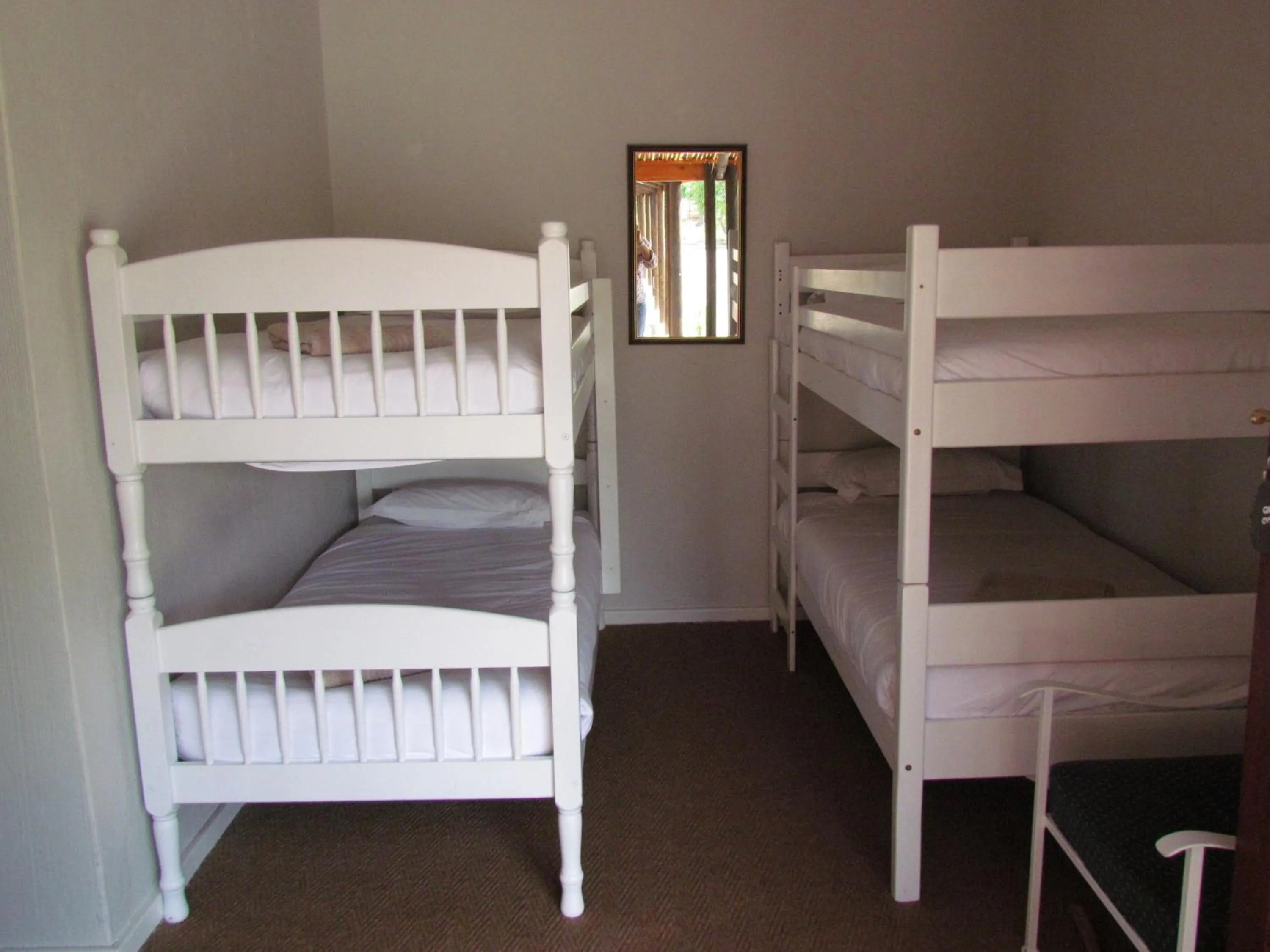 Bedroom, Bed in Wagon Wheel Country Lodge