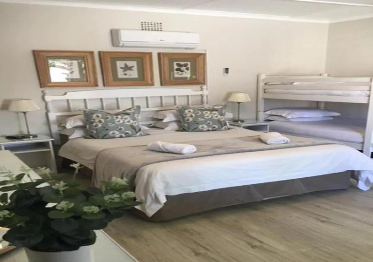 Photo of the whole room, Bed in Wagon Wheel Country Lodge