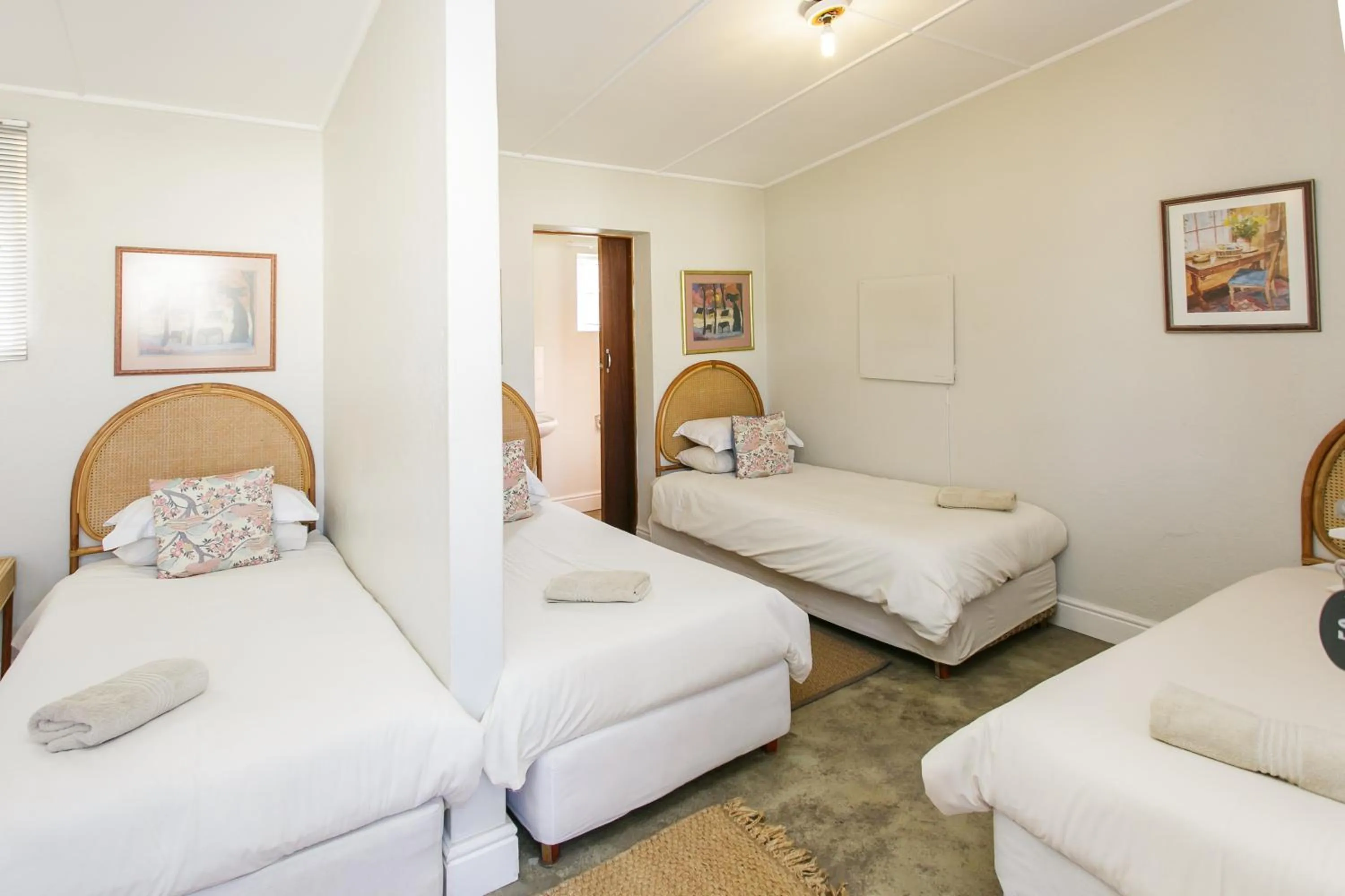 Bedroom, Bed in Wagon Wheel Country Lodge