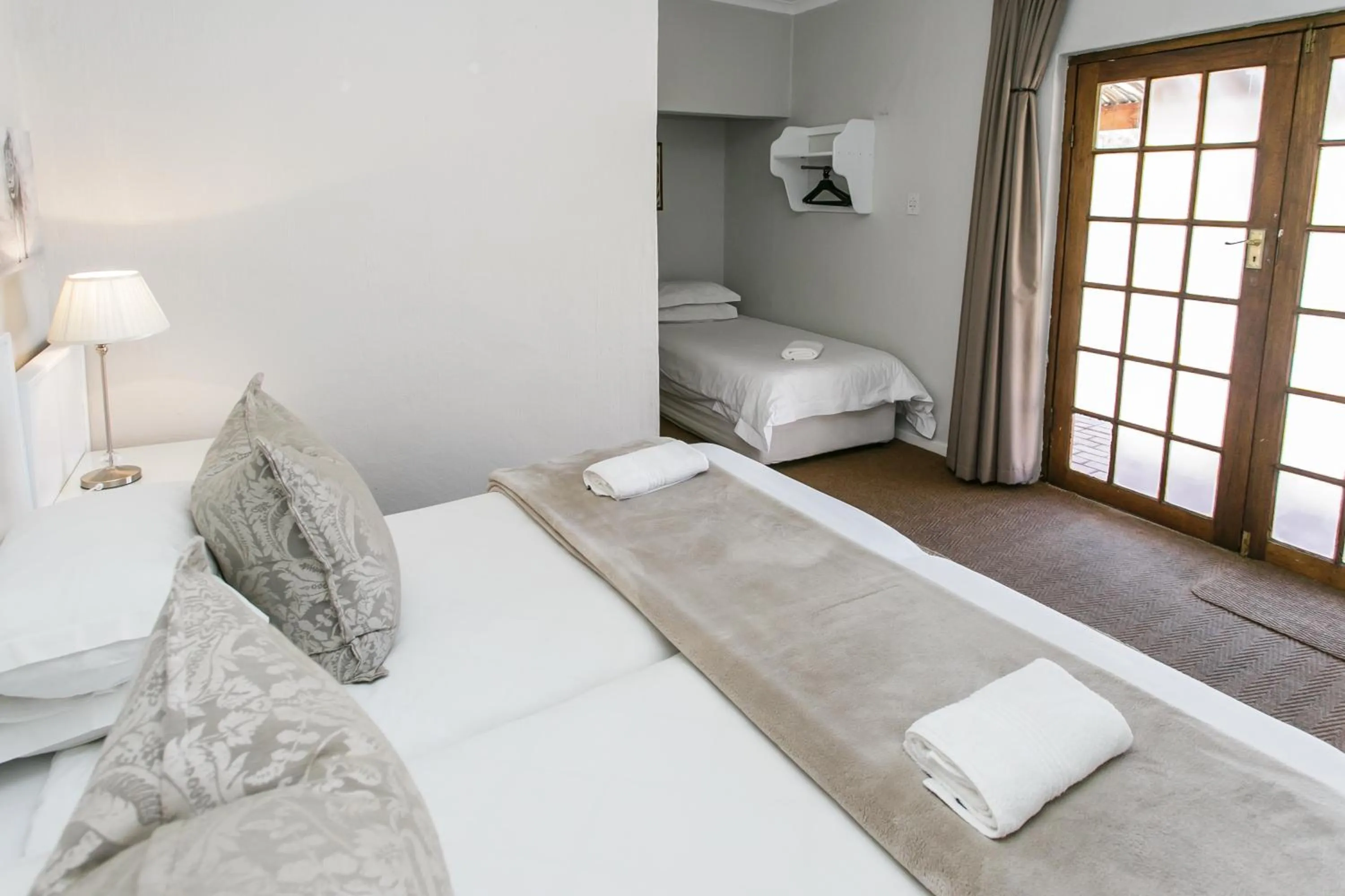 Bedroom, Bed in Wagon Wheel Country Lodge