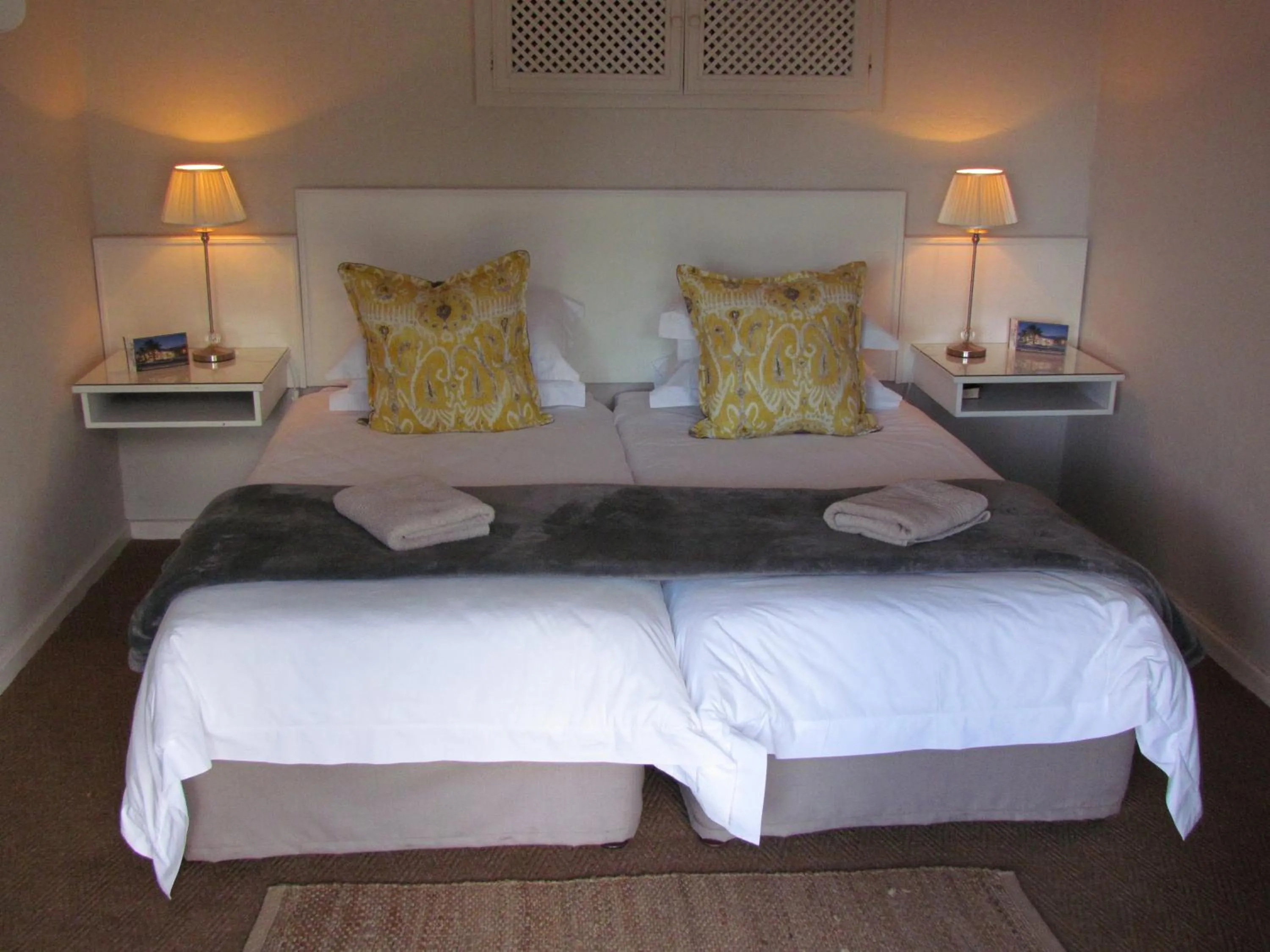 Bedroom, Bed in Wagon Wheel Country Lodge