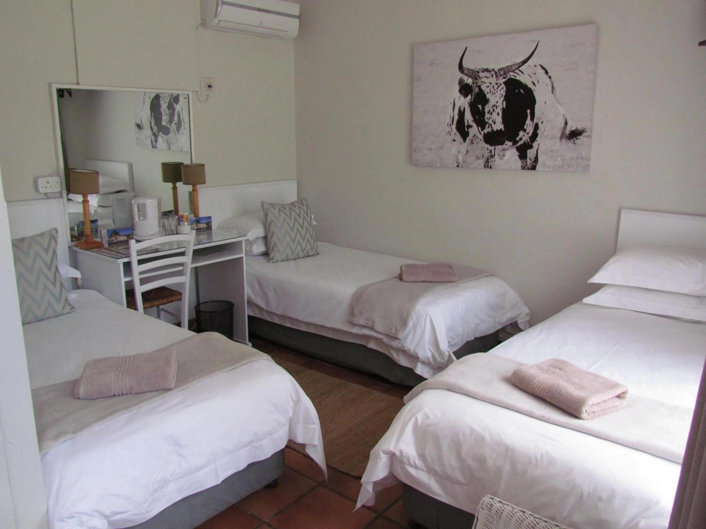 Photo of the whole room, Bed in Wagon Wheel Country Lodge