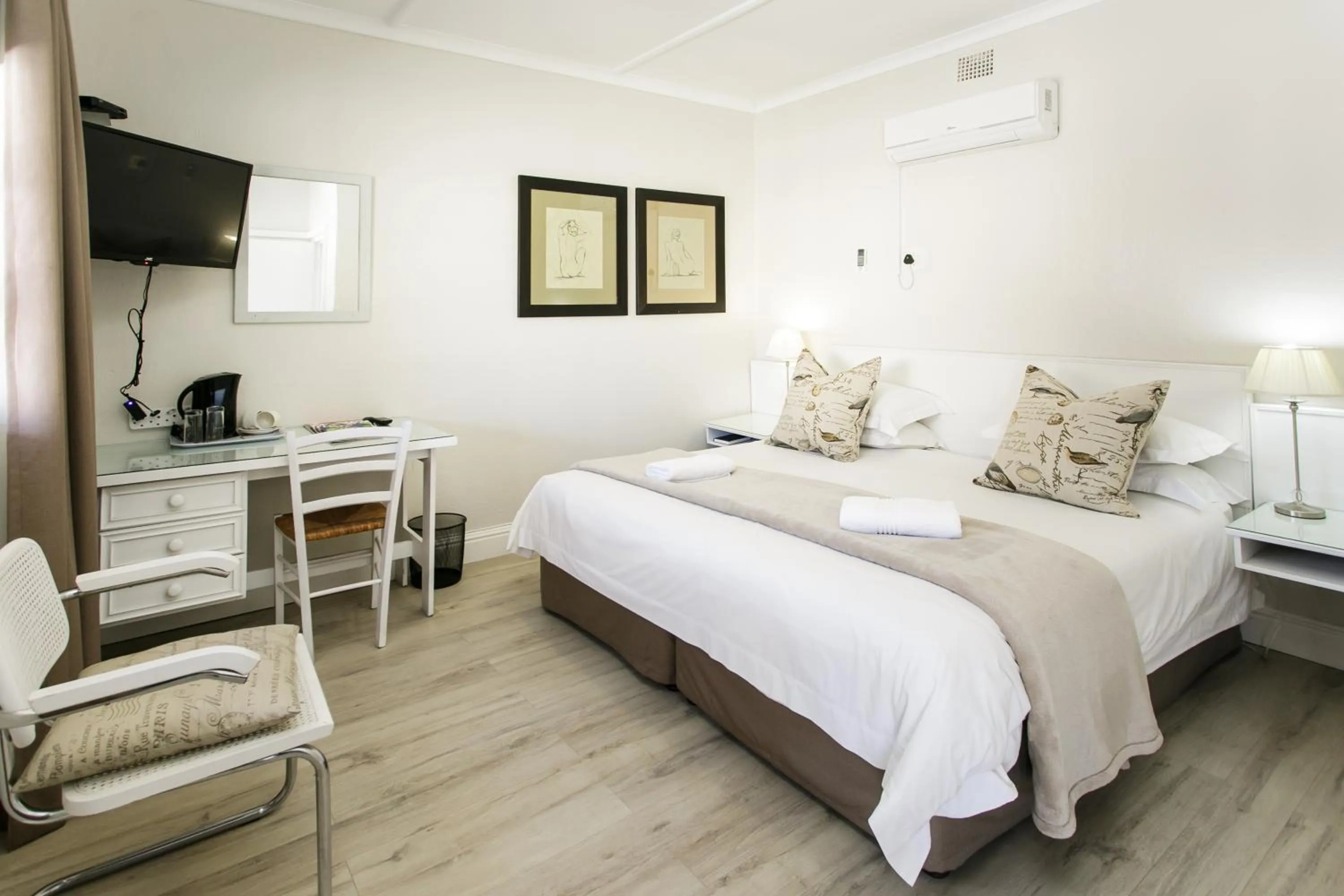 Photo of the whole room, Bed in Wagon Wheel Country Lodge