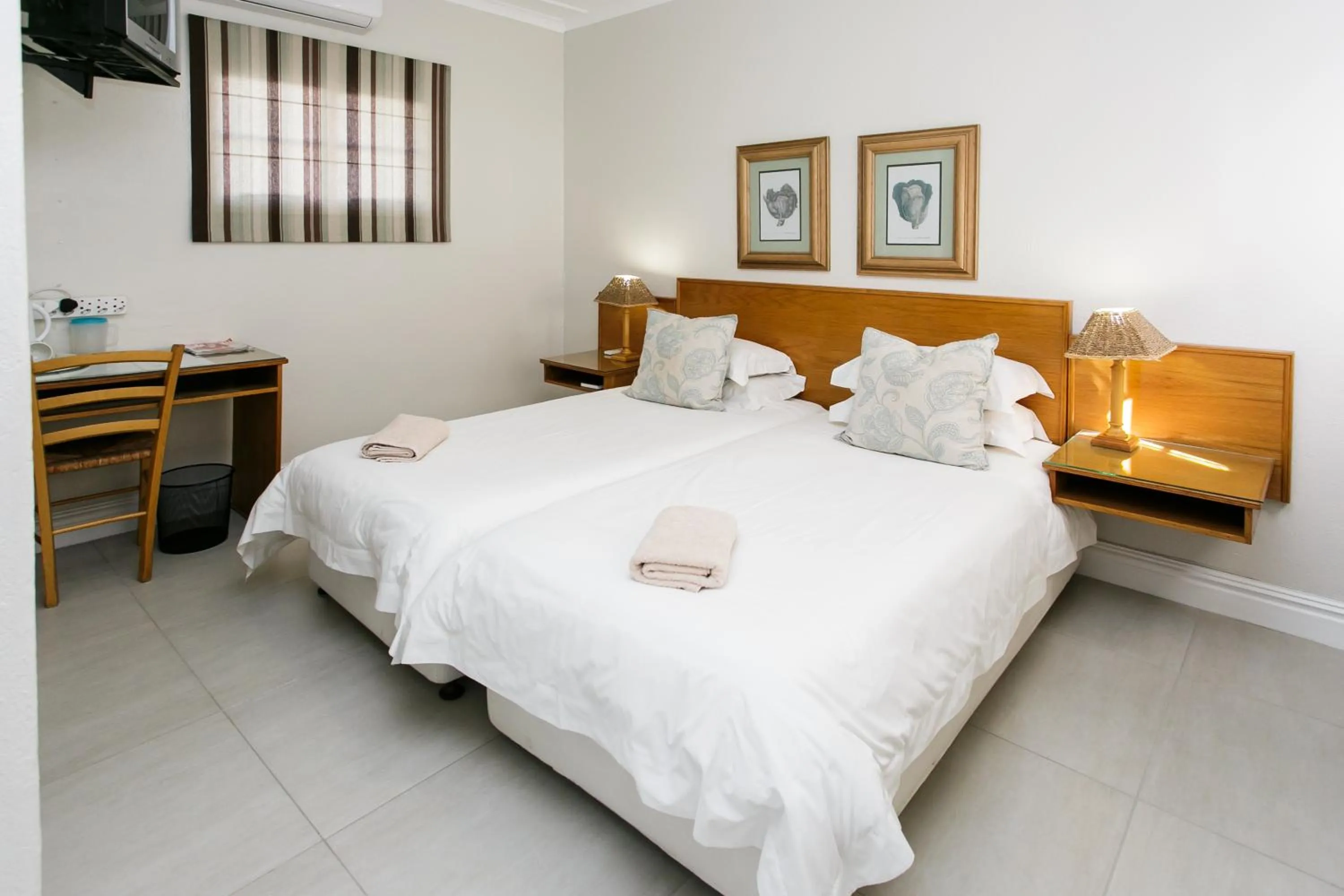 Bedroom, Bed in Wagon Wheel Country Lodge