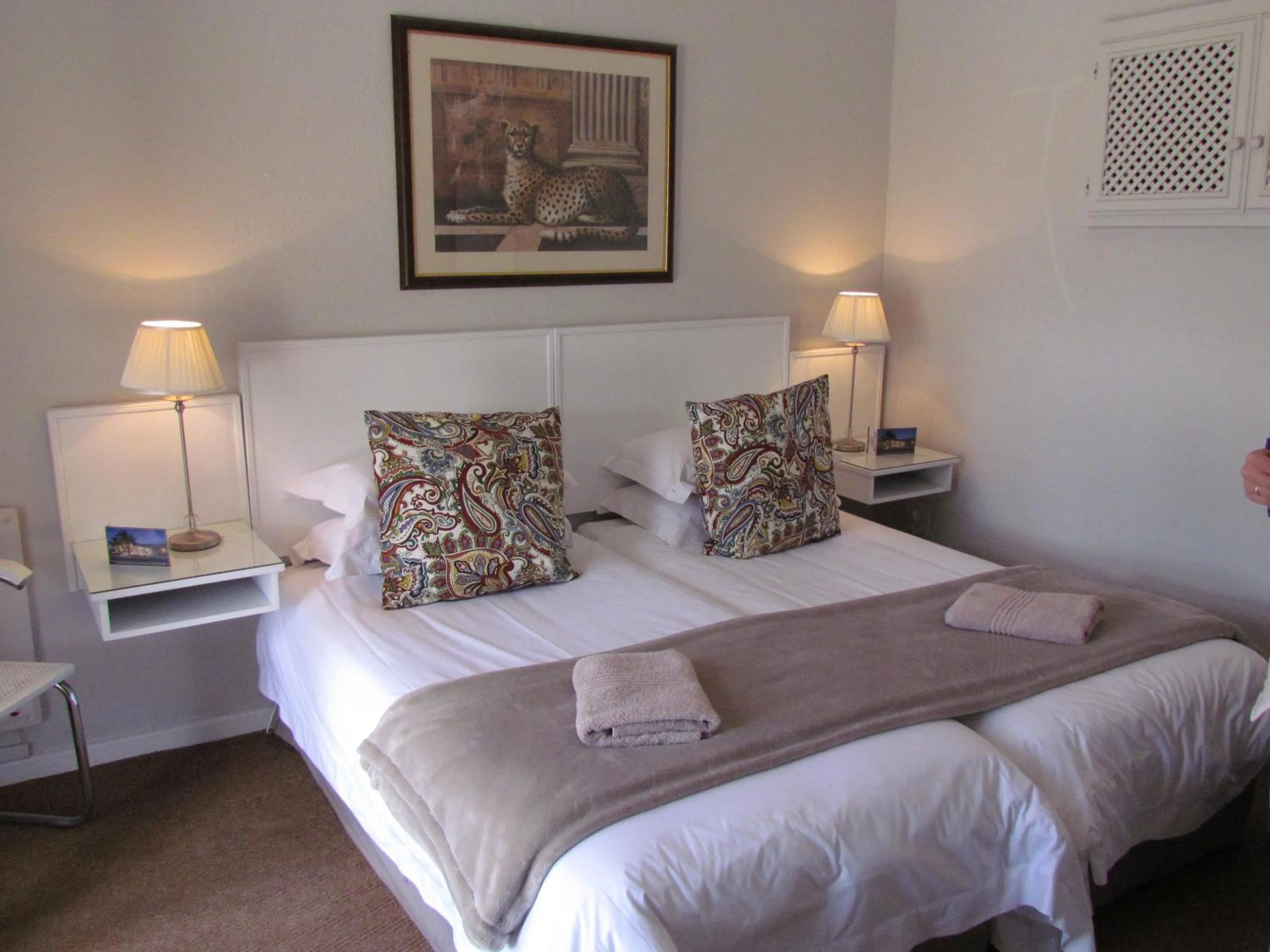 Bedroom, Bed in Wagon Wheel Country Lodge