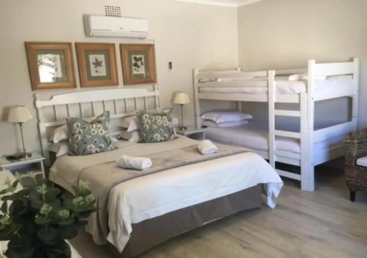 Photo of the whole room, Bed in Wagon Wheel Country Lodge