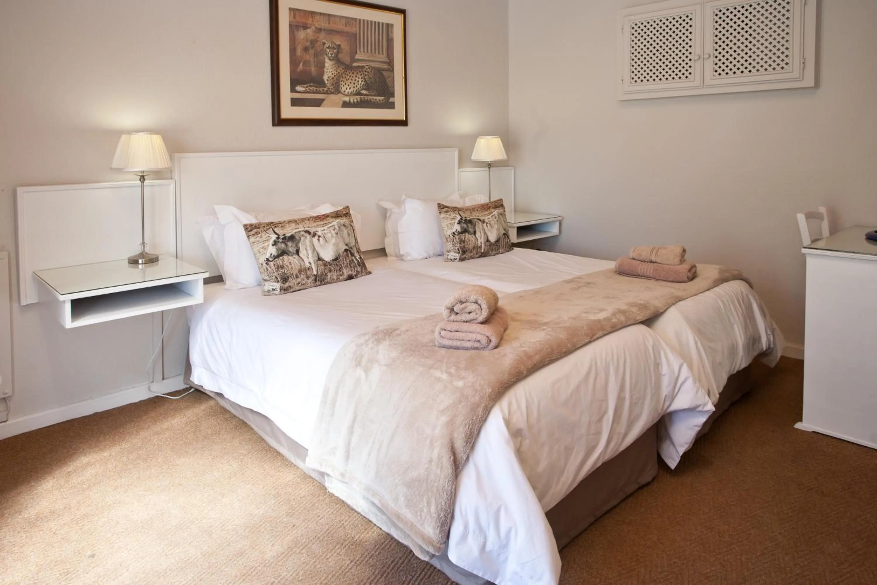 Bedroom, Bed in Wagon Wheel Country Lodge