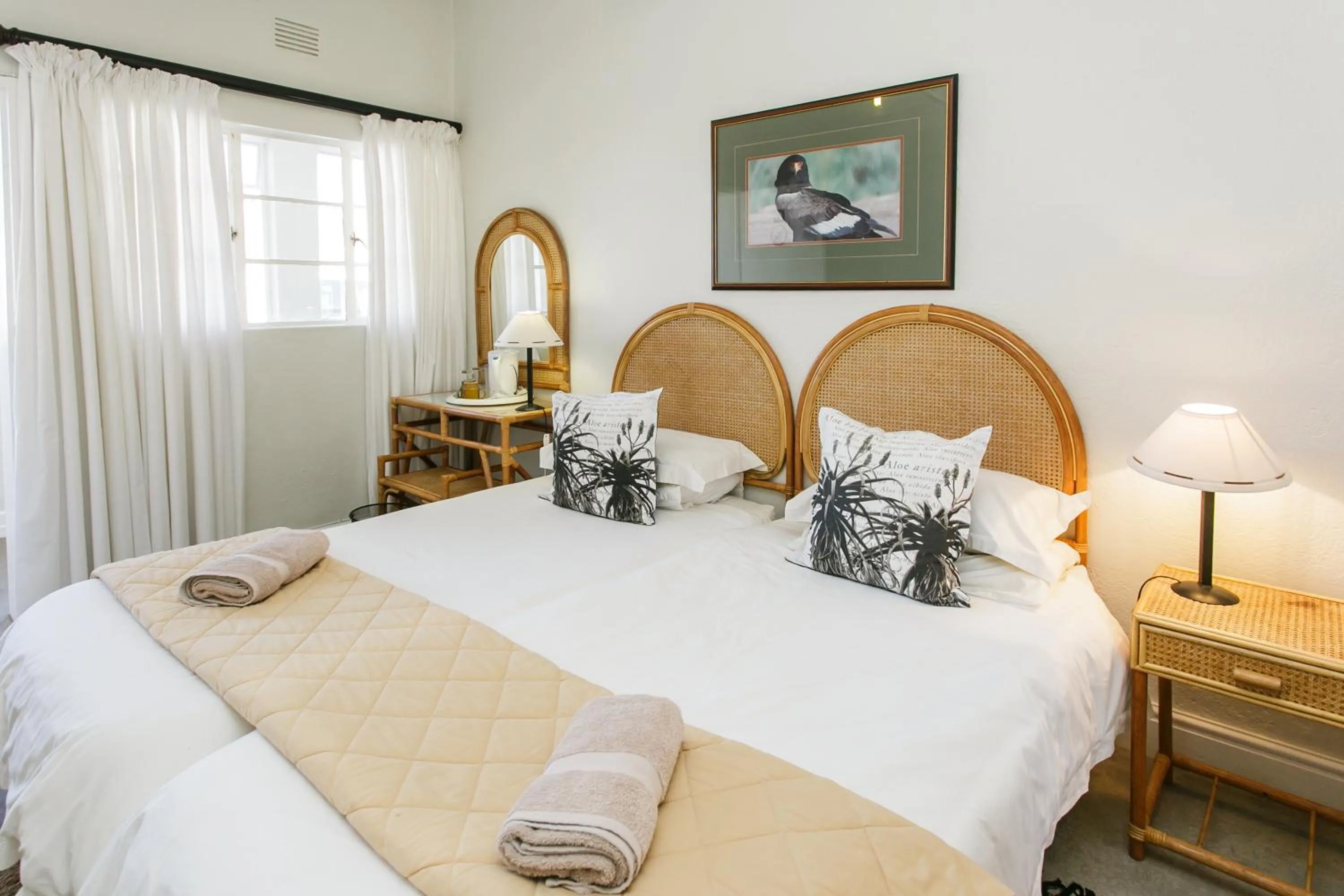 Bedroom, Bed in Wagon Wheel Country Lodge