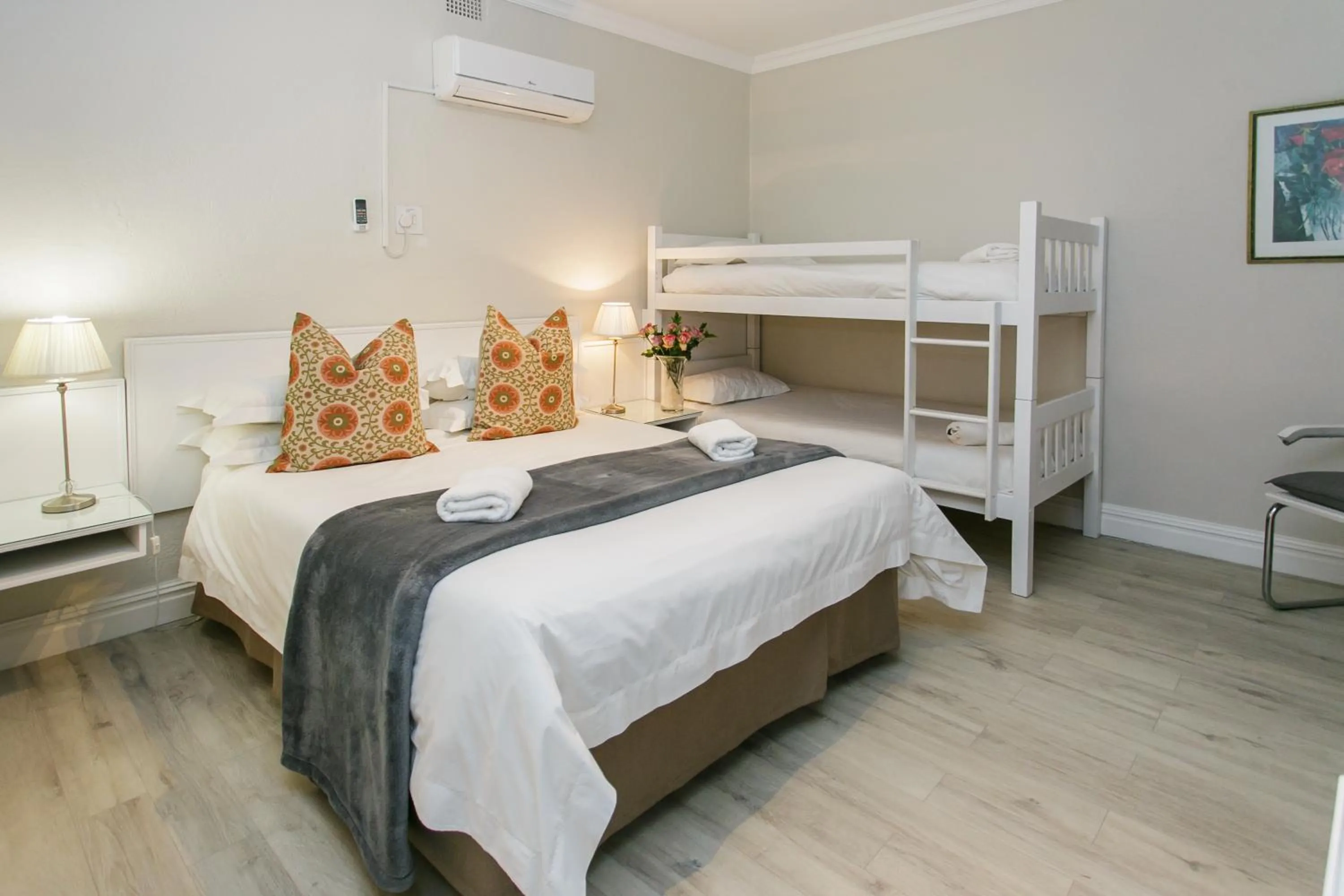 Bedroom, Bed in Wagon Wheel Country Lodge